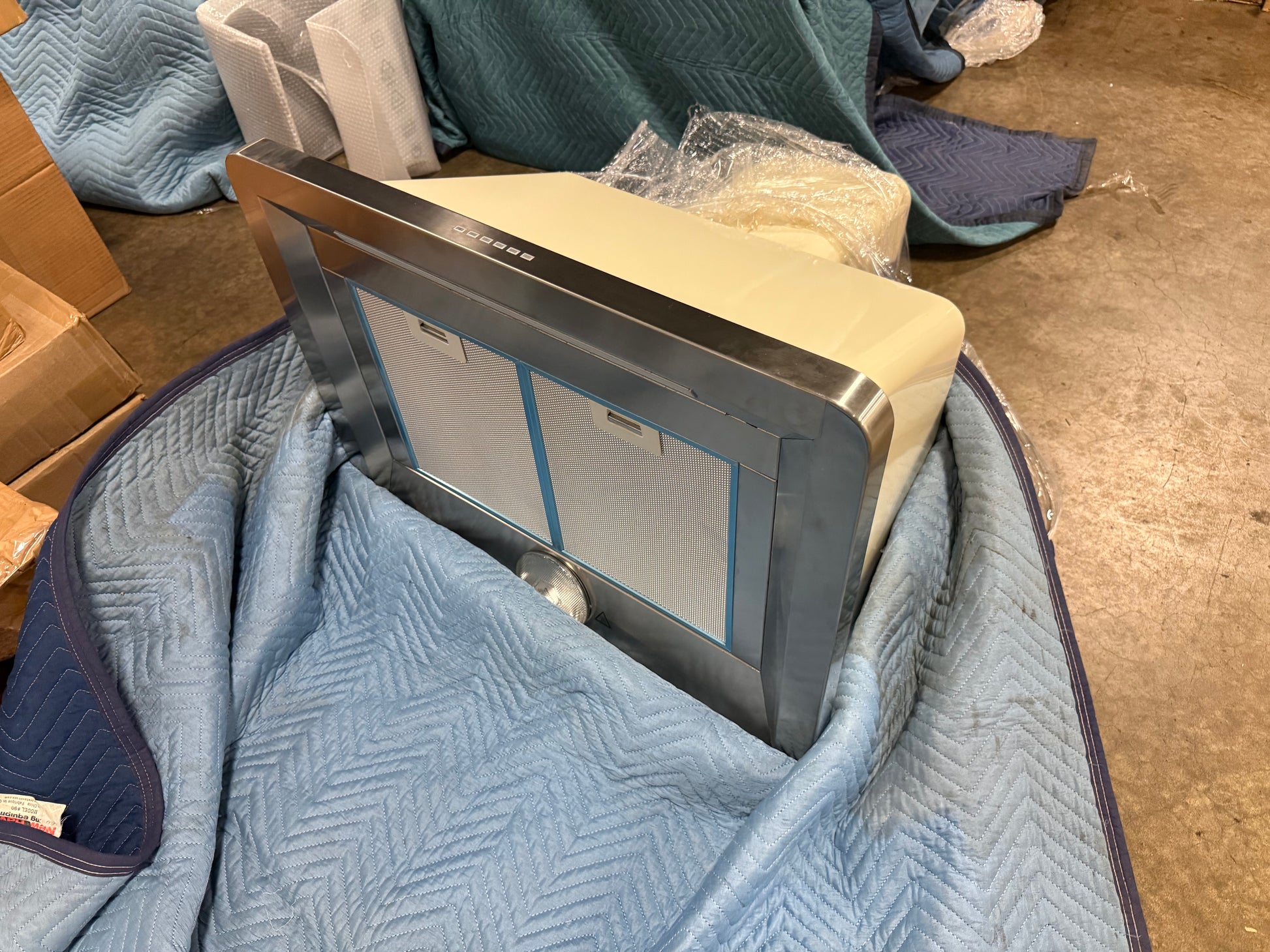 30 inch ILVE ventilation canopy displaying anodized aluminum mesh filters