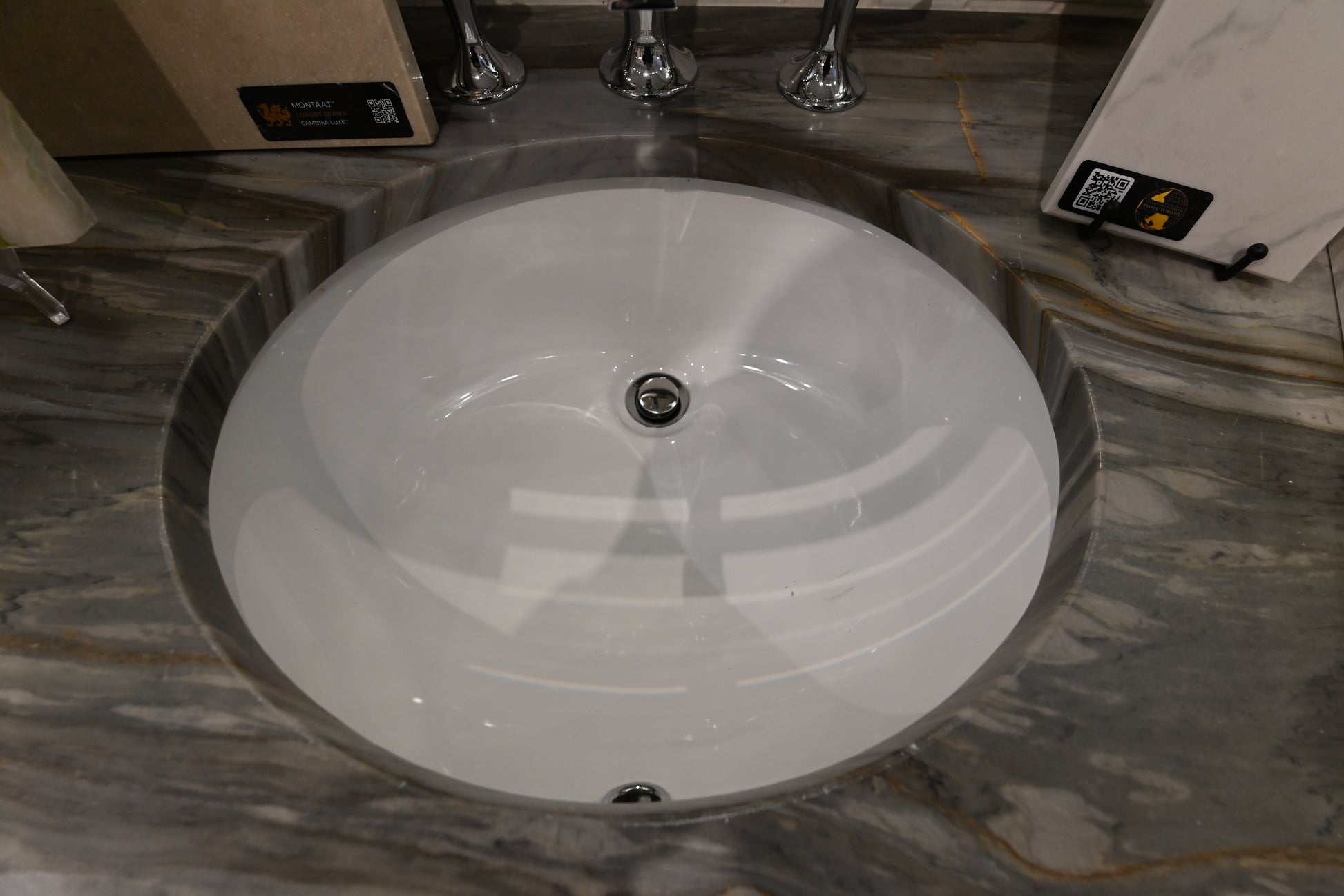 The Furniture Guild Traditional 62" White and Mirrored Glass Single Vanity with Top, Sink and Faucet