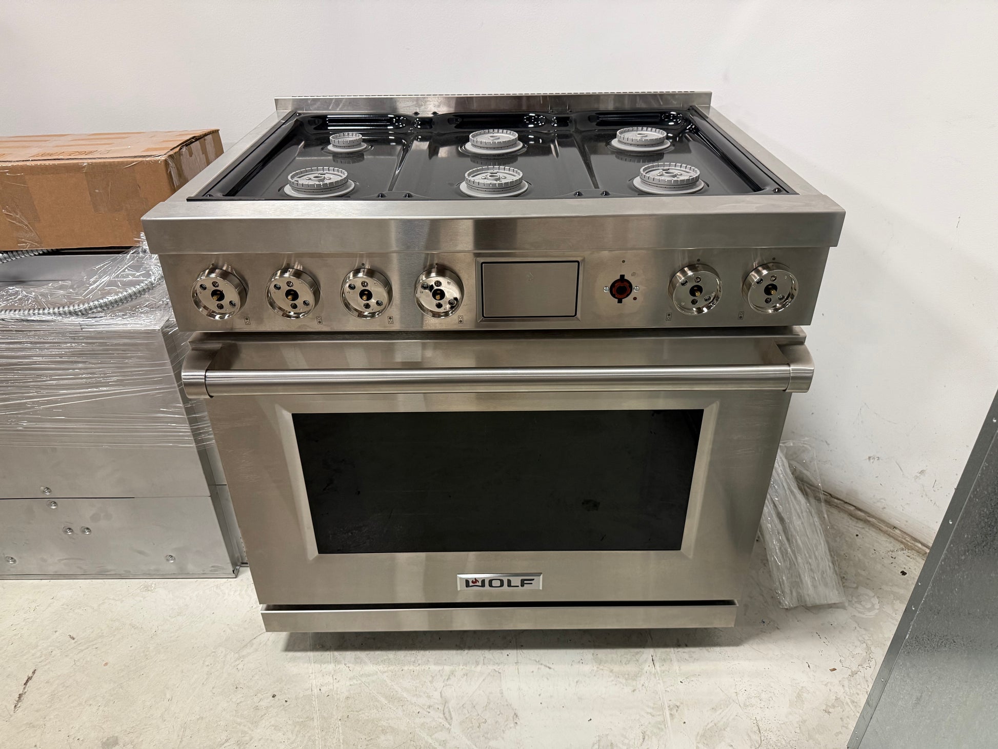 Wolf DF36650/S/P 36 inch dual fuel range 6 burners stainless steel front