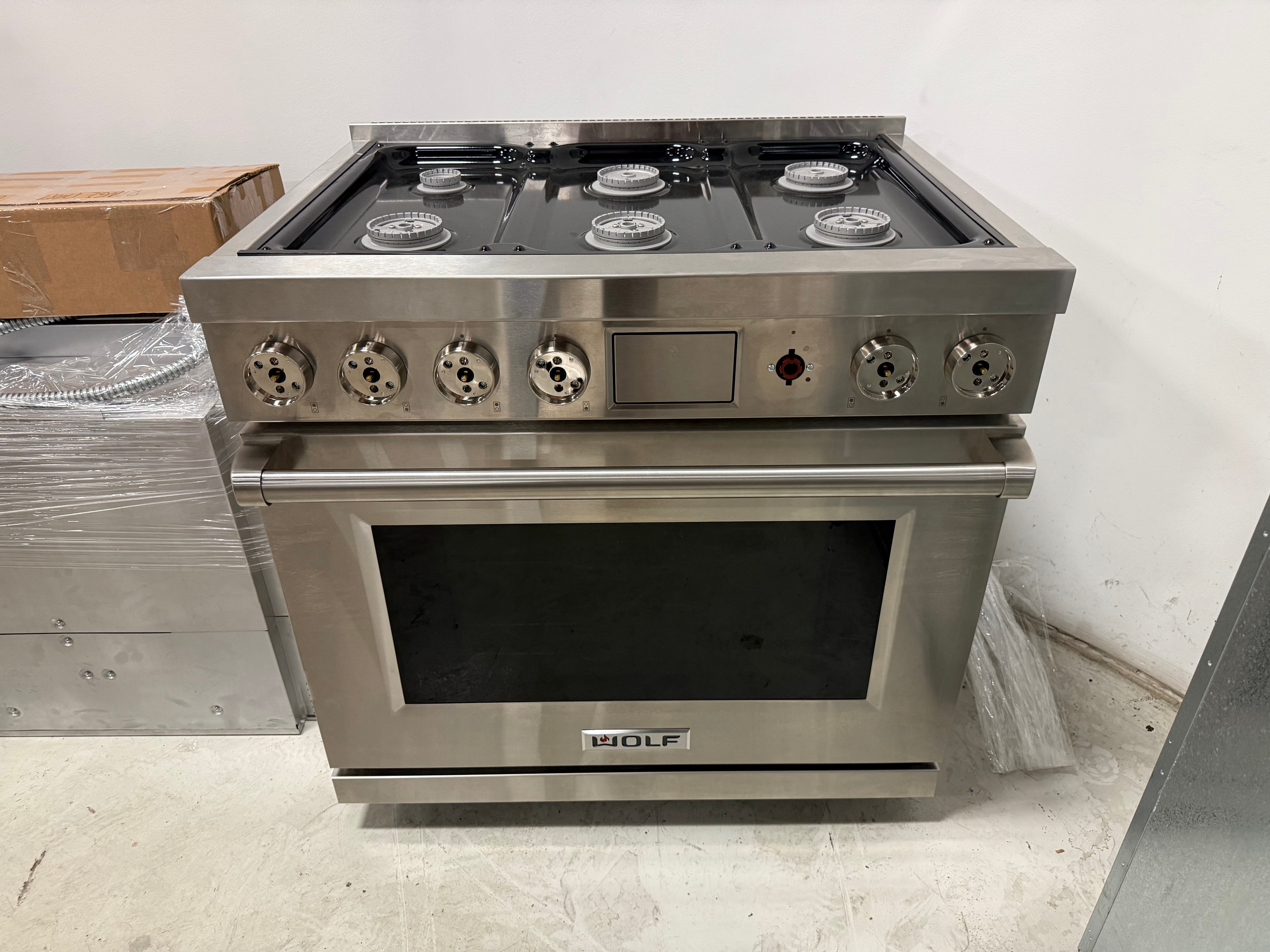 Wolf DF36650/S/P 36 inch dual fuel range 6 burners stainless steel front