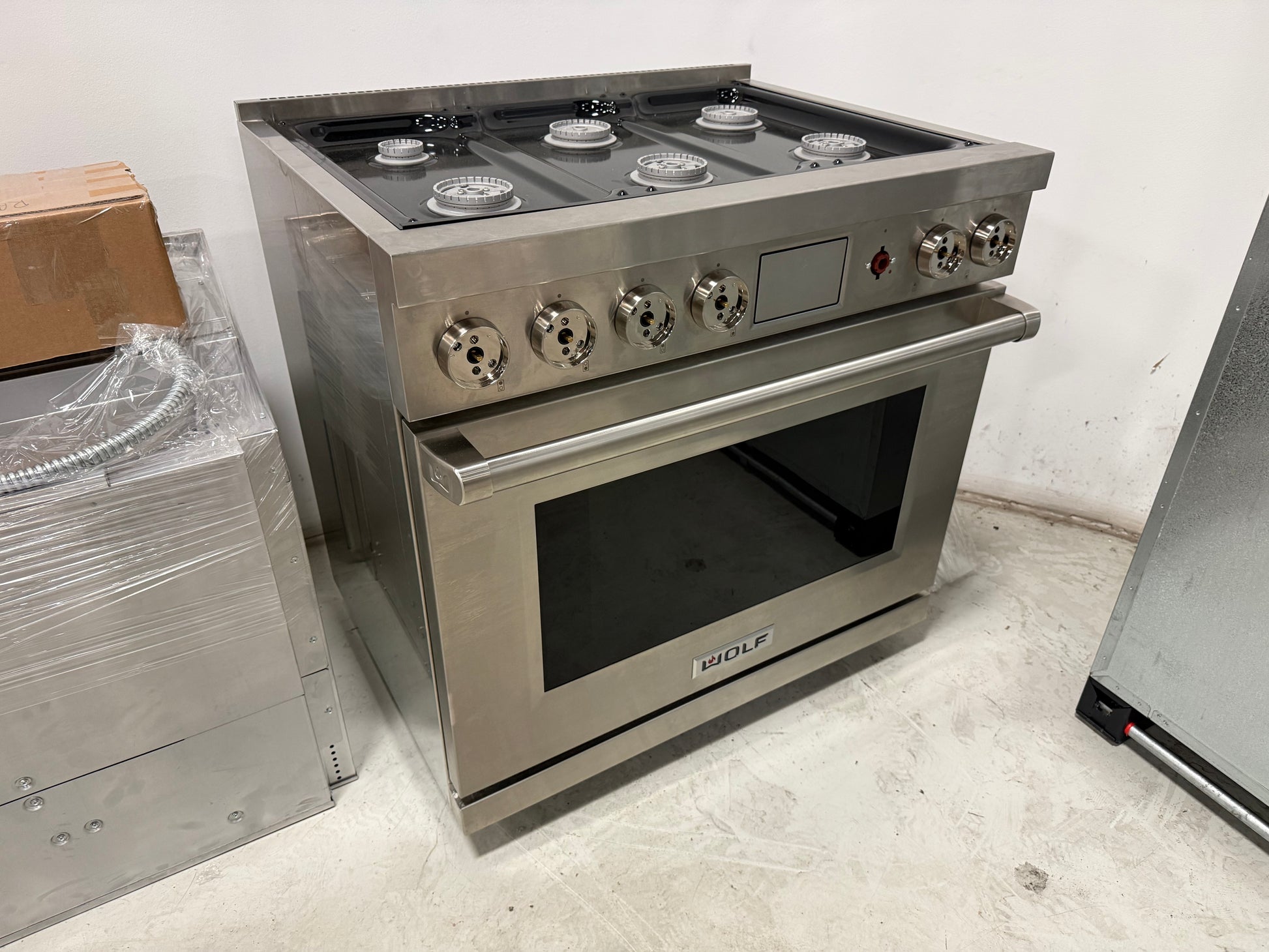 Luxury 36 inch professional dual fuel freestanding gas range with oven by Wolf