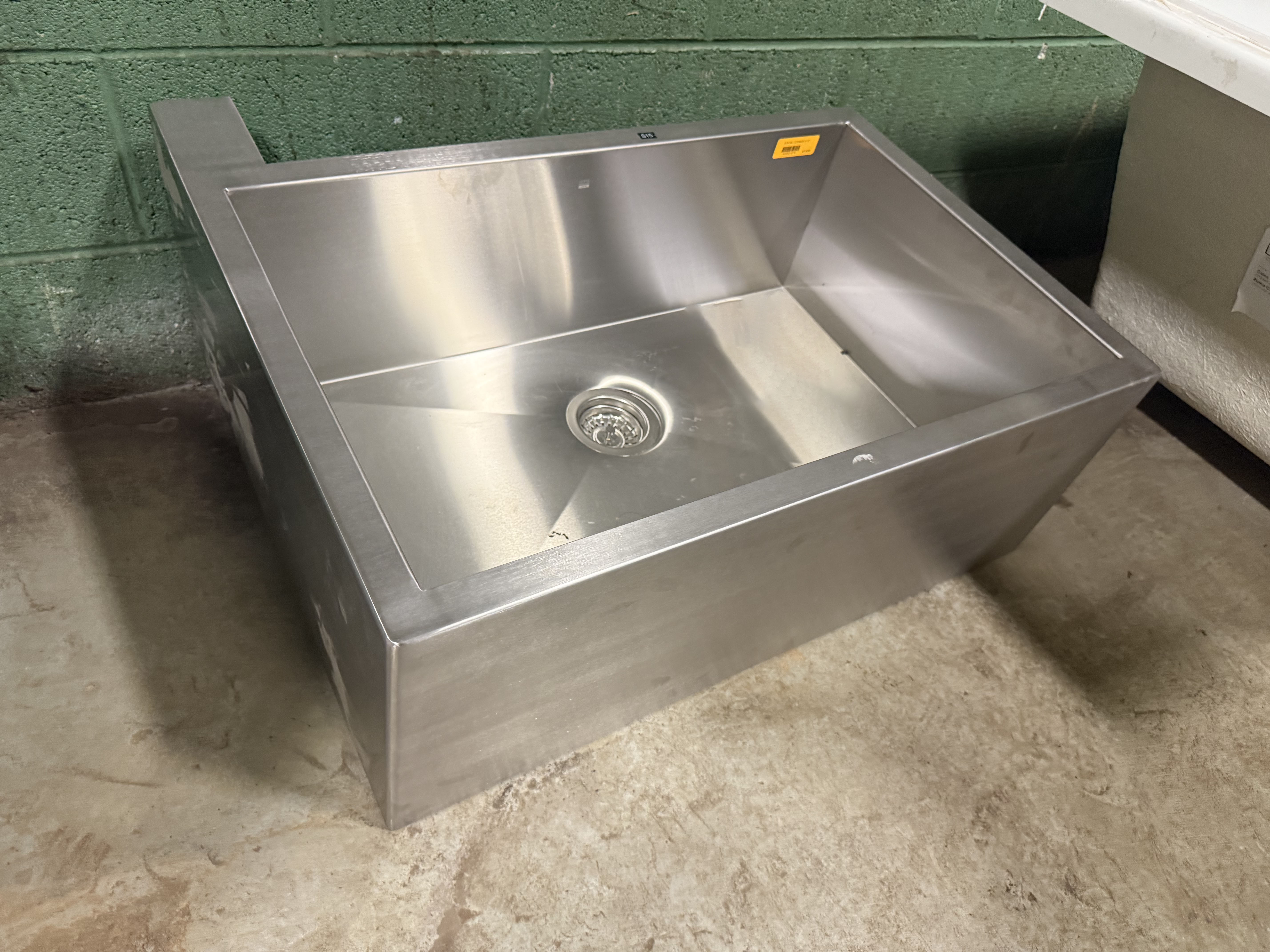 Julien Social Corner 31.5" Stainless Steel Farmhouse Kitchen Sink with Left Corner Apron