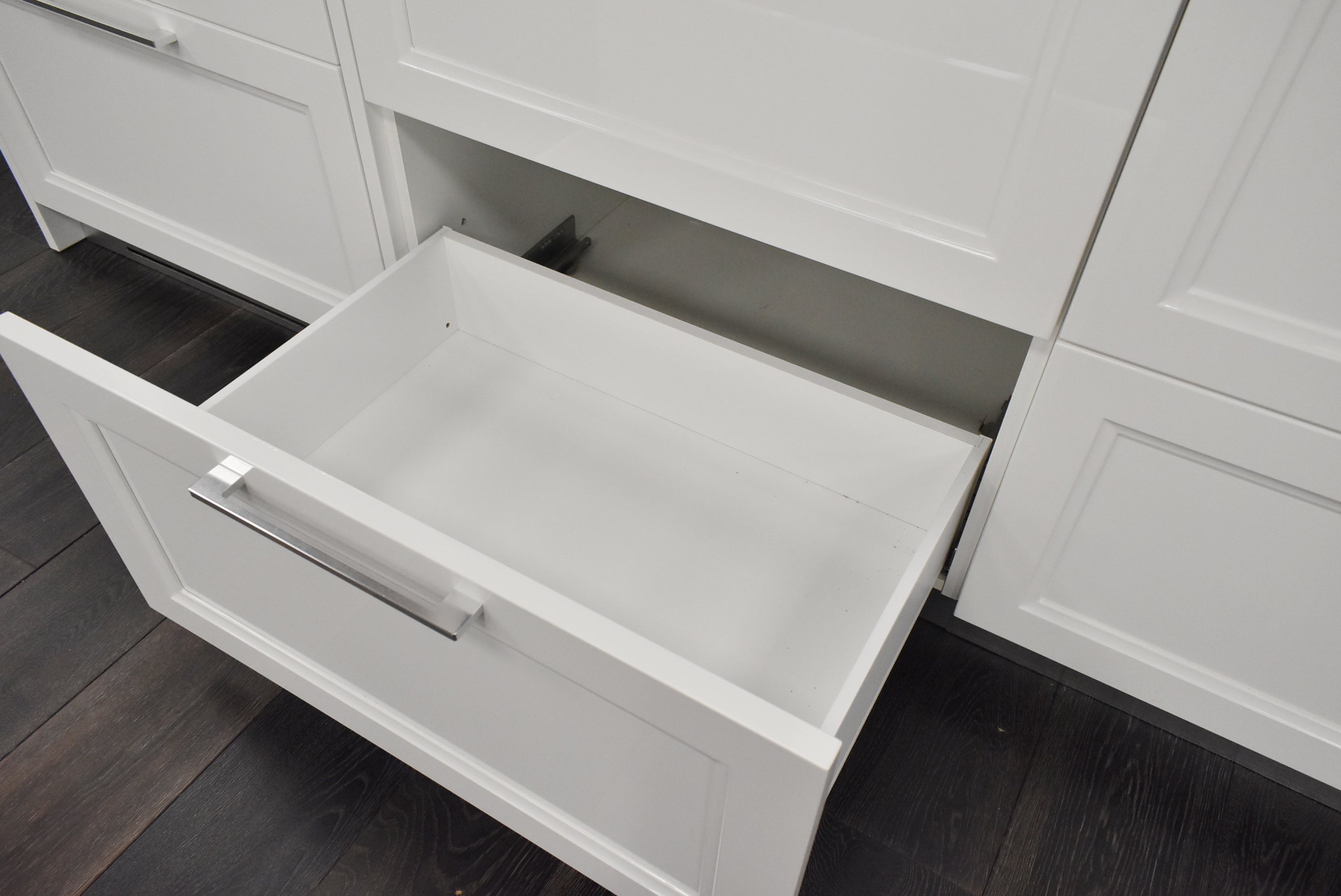 Composit Marilyn Glossy White Modern Showroom Display Kitchen