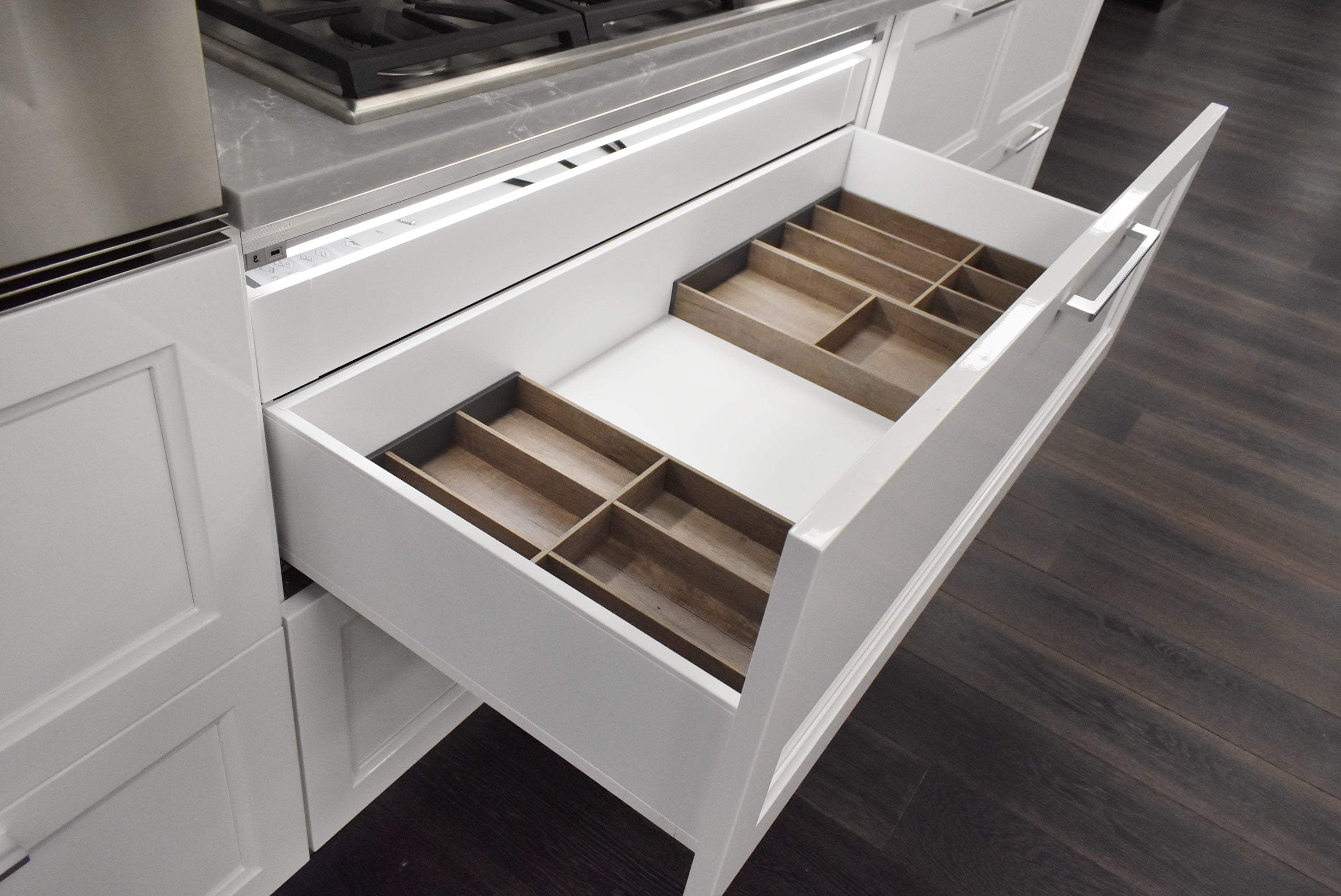 Composit Marilyn Glossy White Modern Showroom Display Kitchen