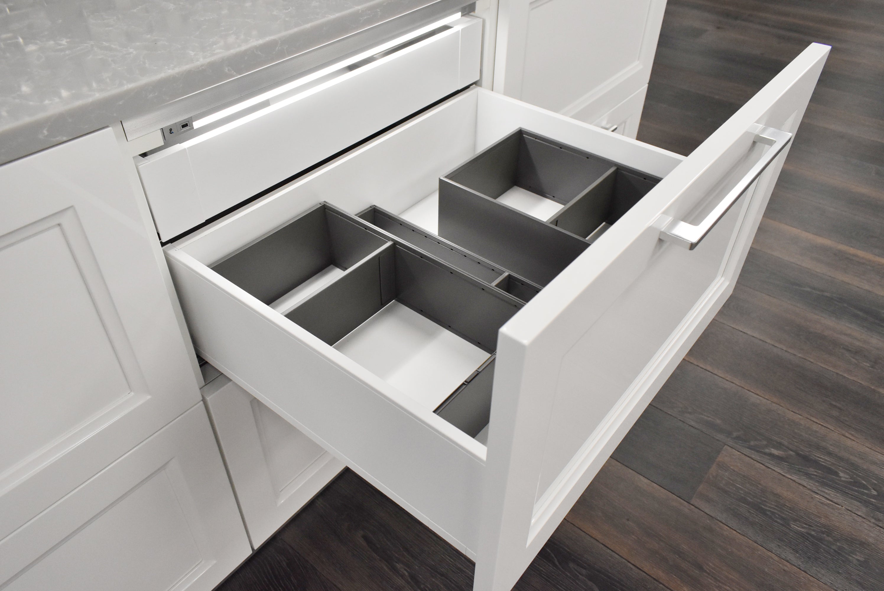 Composit Marilyn Glossy White Modern Showroom Display Kitchen