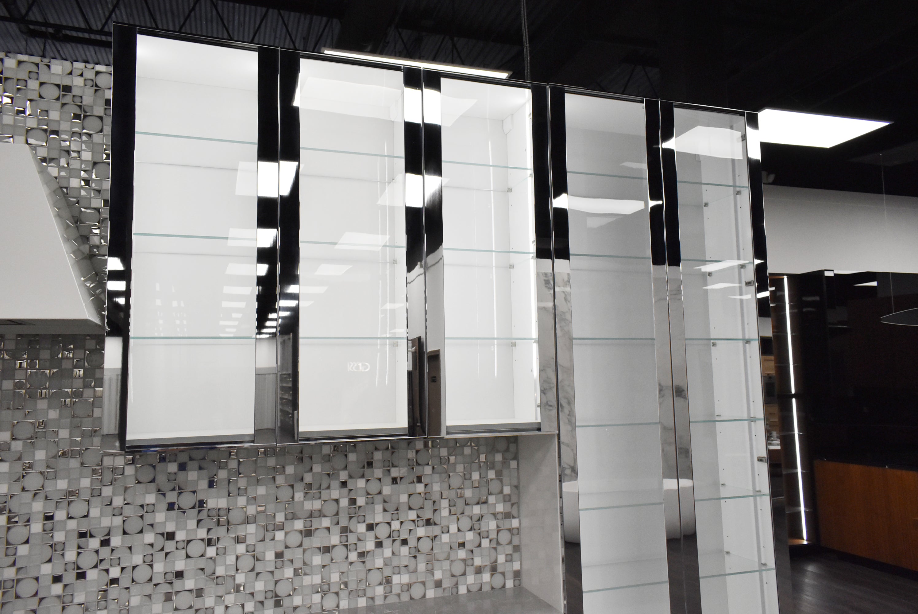 Composit Marilyn Glossy White Modern Showroom Display Kitchen