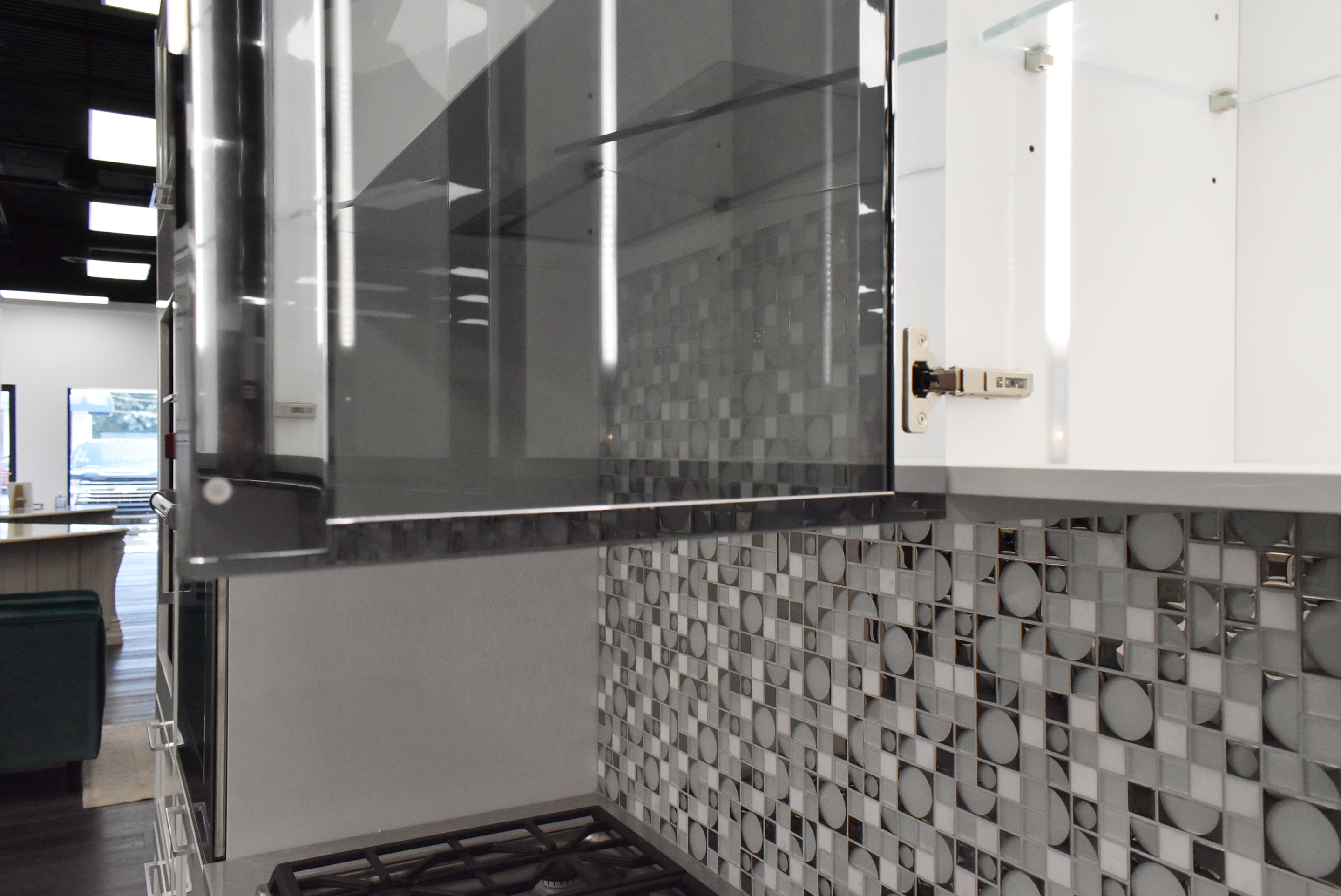 Composit Marilyn Glossy White Modern Showroom Display Kitchen