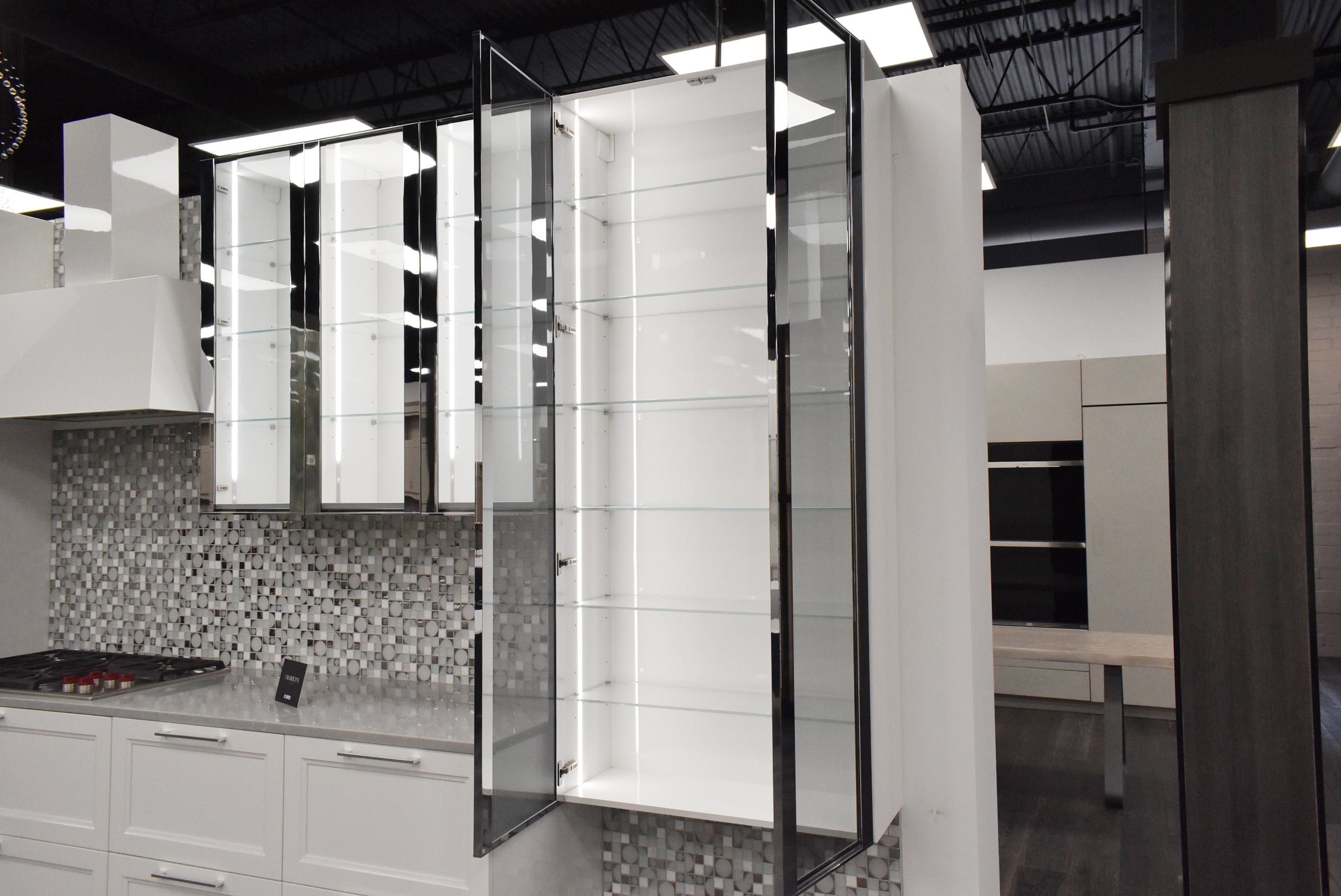 Composit Marilyn Glossy White Modern Showroom Display Kitchen