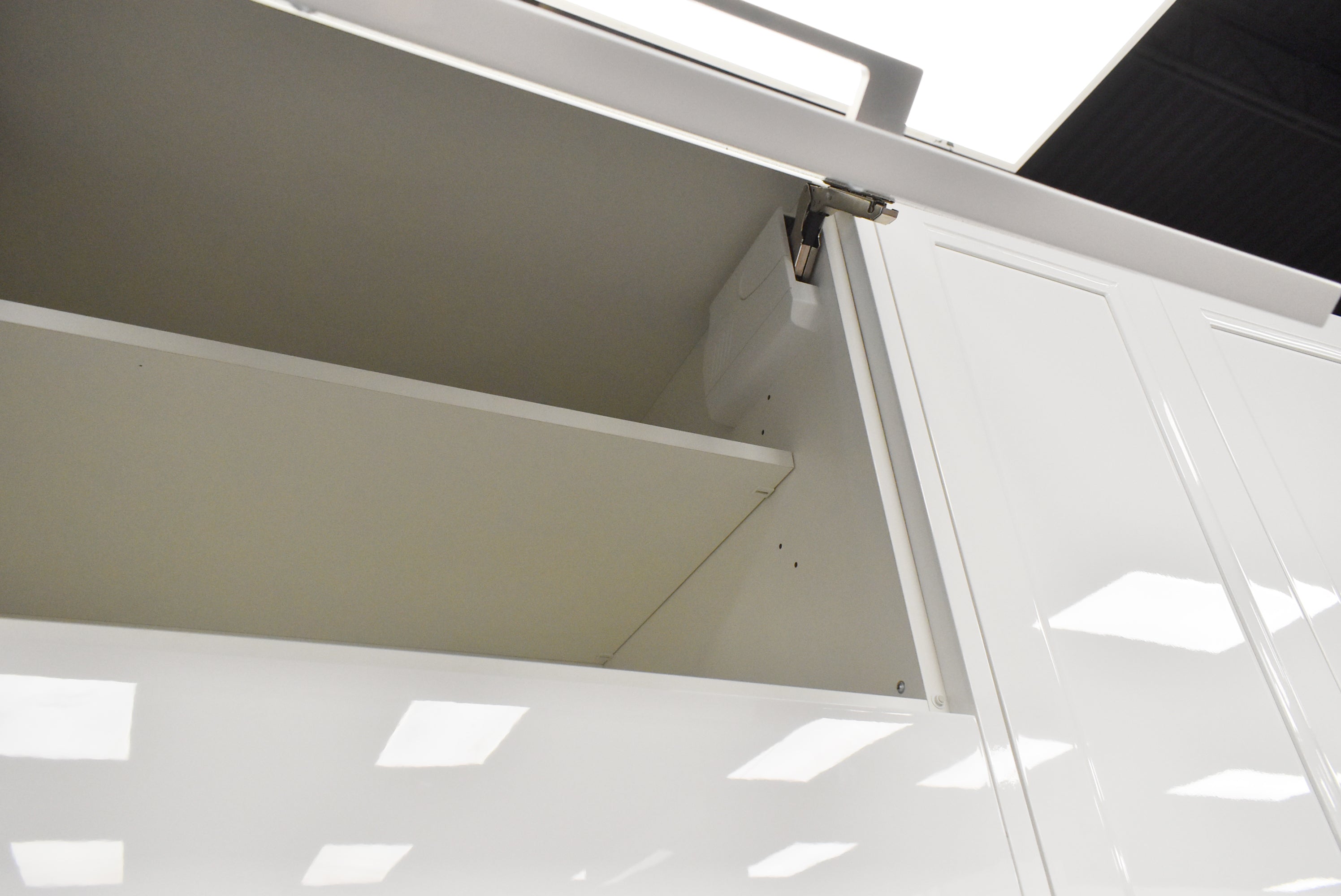 Composit Marilyn Glossy White Modern Showroom Display Kitchen