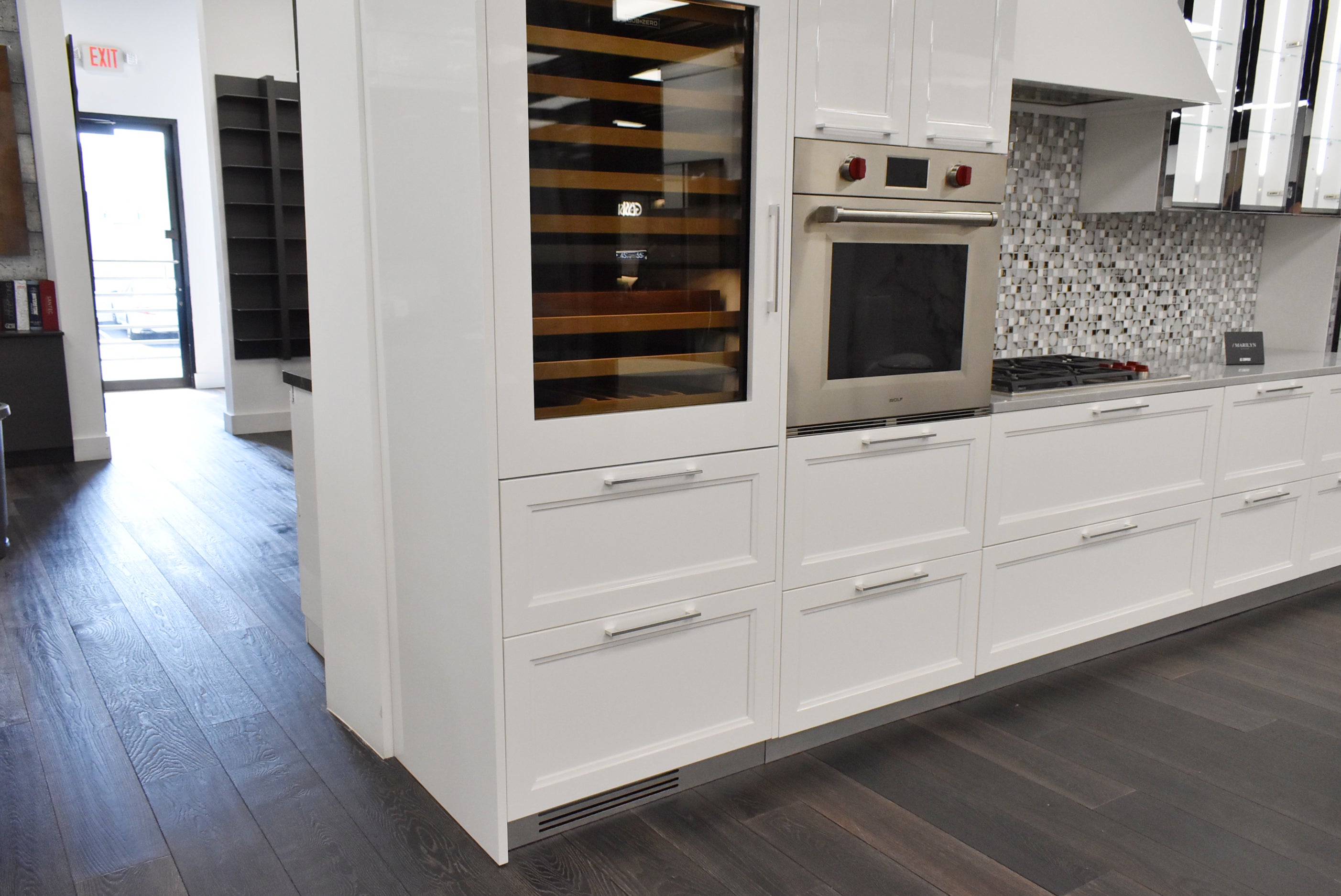 Composit Marilyn Glossy White Modern Showroom Display Kitchen