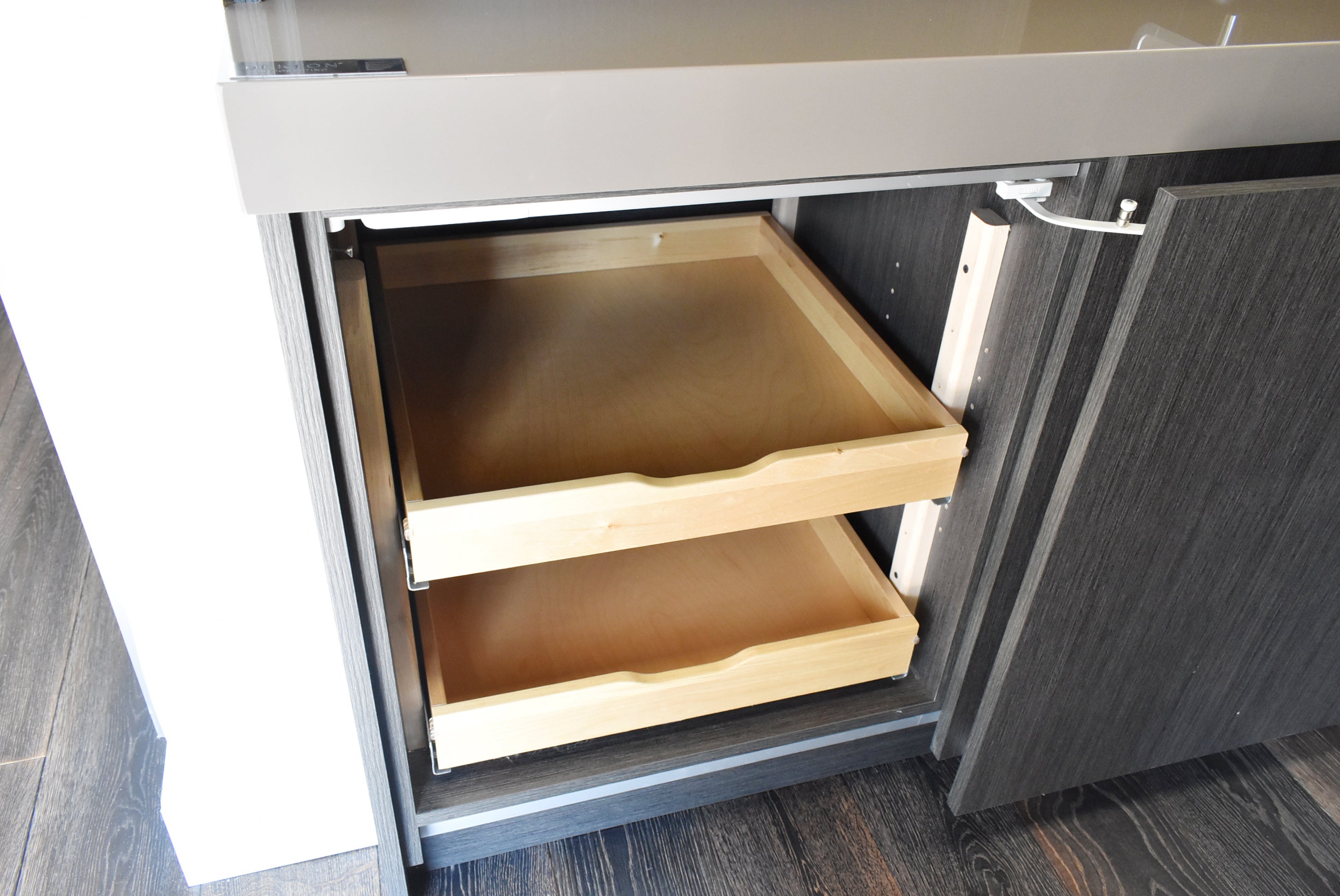 Composit Linea Touch Mocha Modern Showroom Display Kitchen