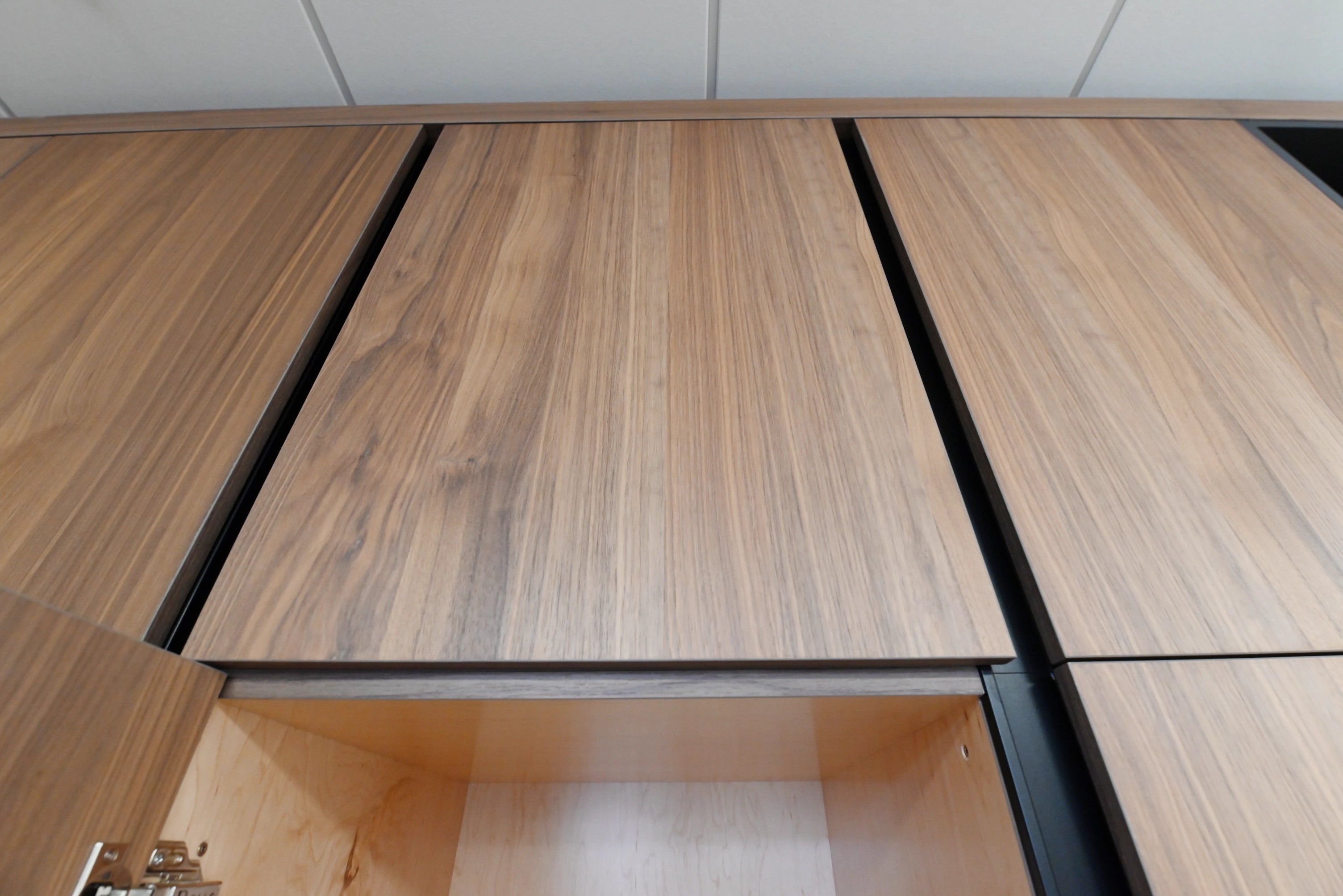 Lusso Eco-Friendly Natural Wood Modern Showroom Display Kitchen