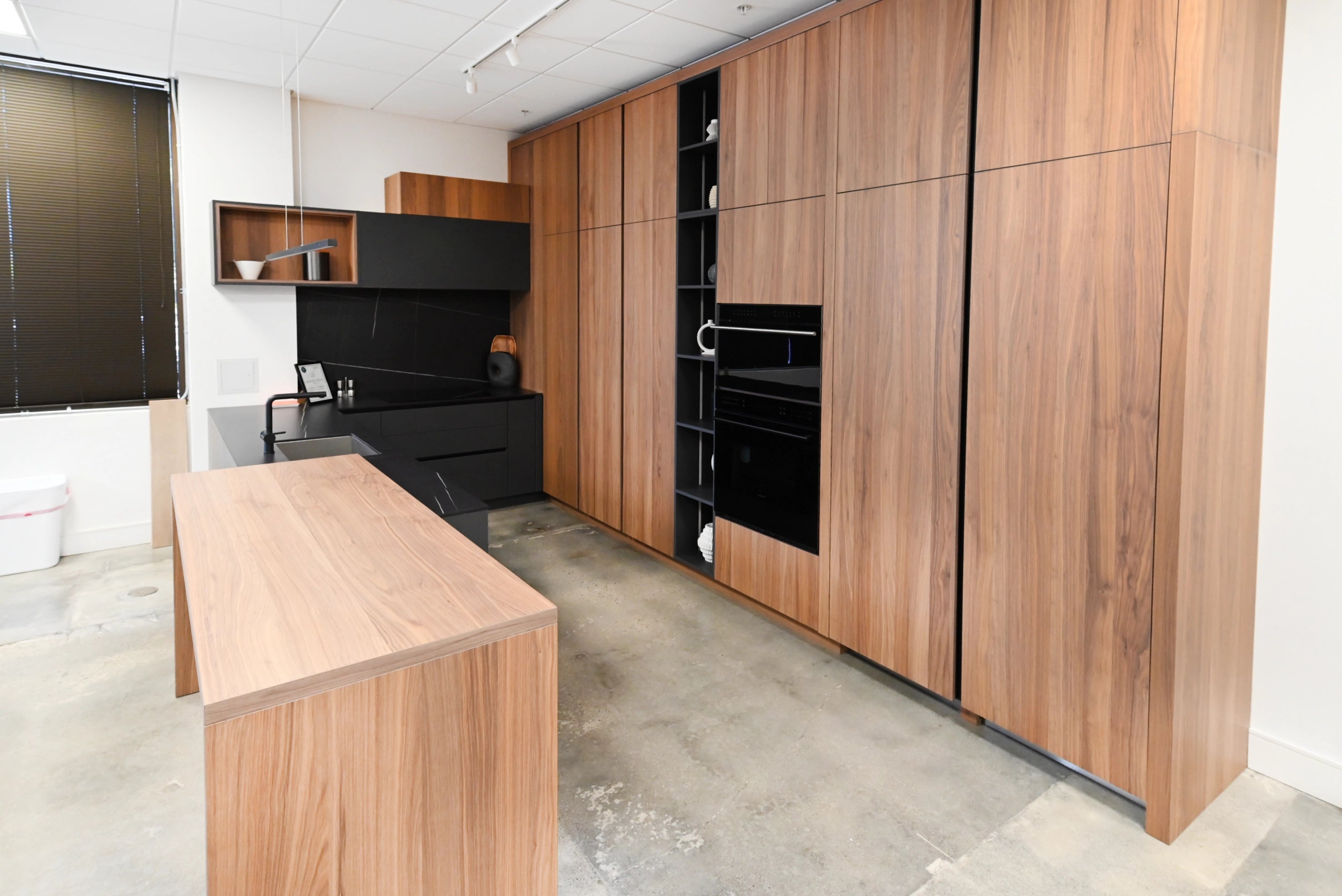 Lusso Eco-Friendly Natural Wood Modern Showroom Display Kitchen