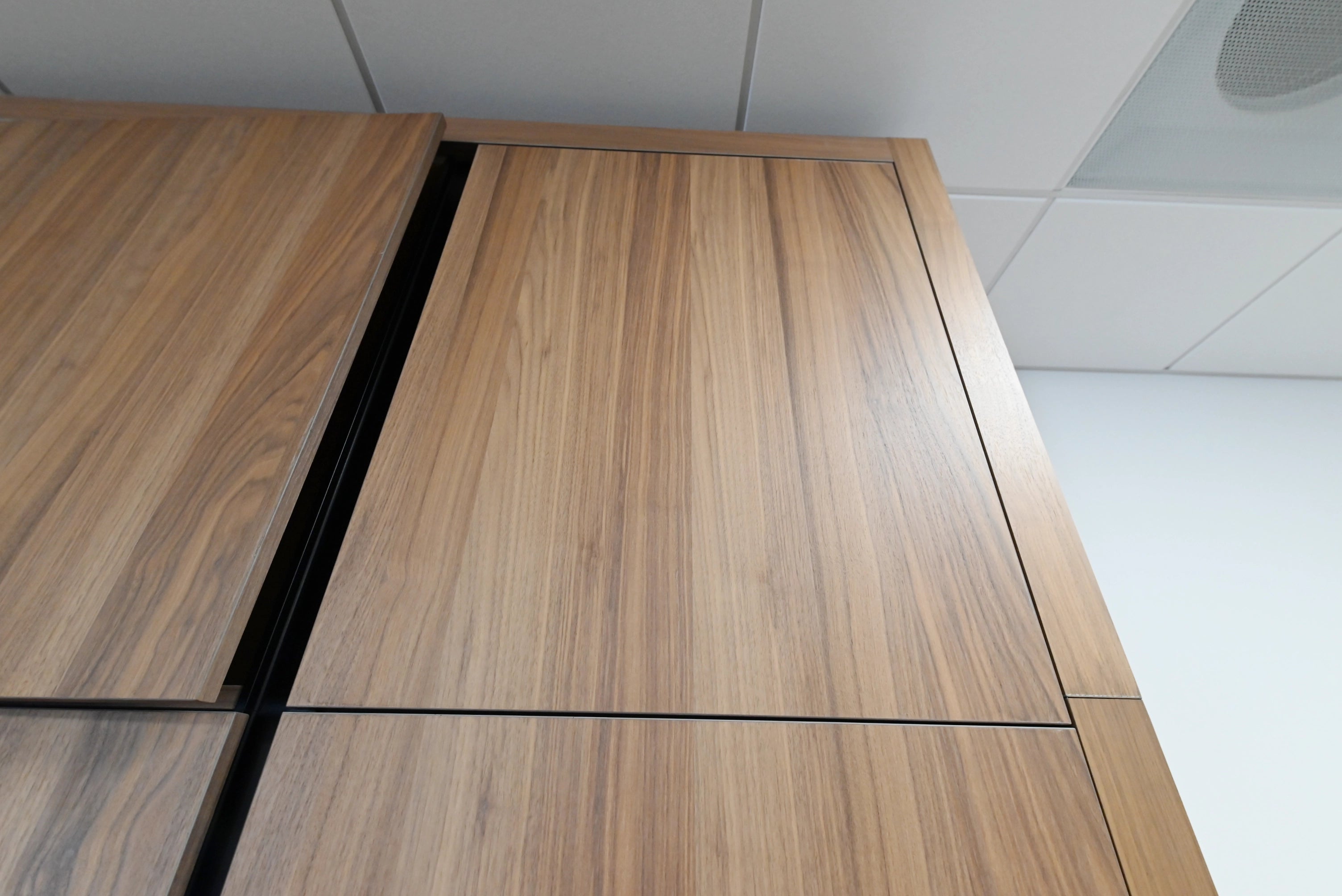 Lusso Eco-Friendly Natural Wood Modern Showroom Display Kitchen