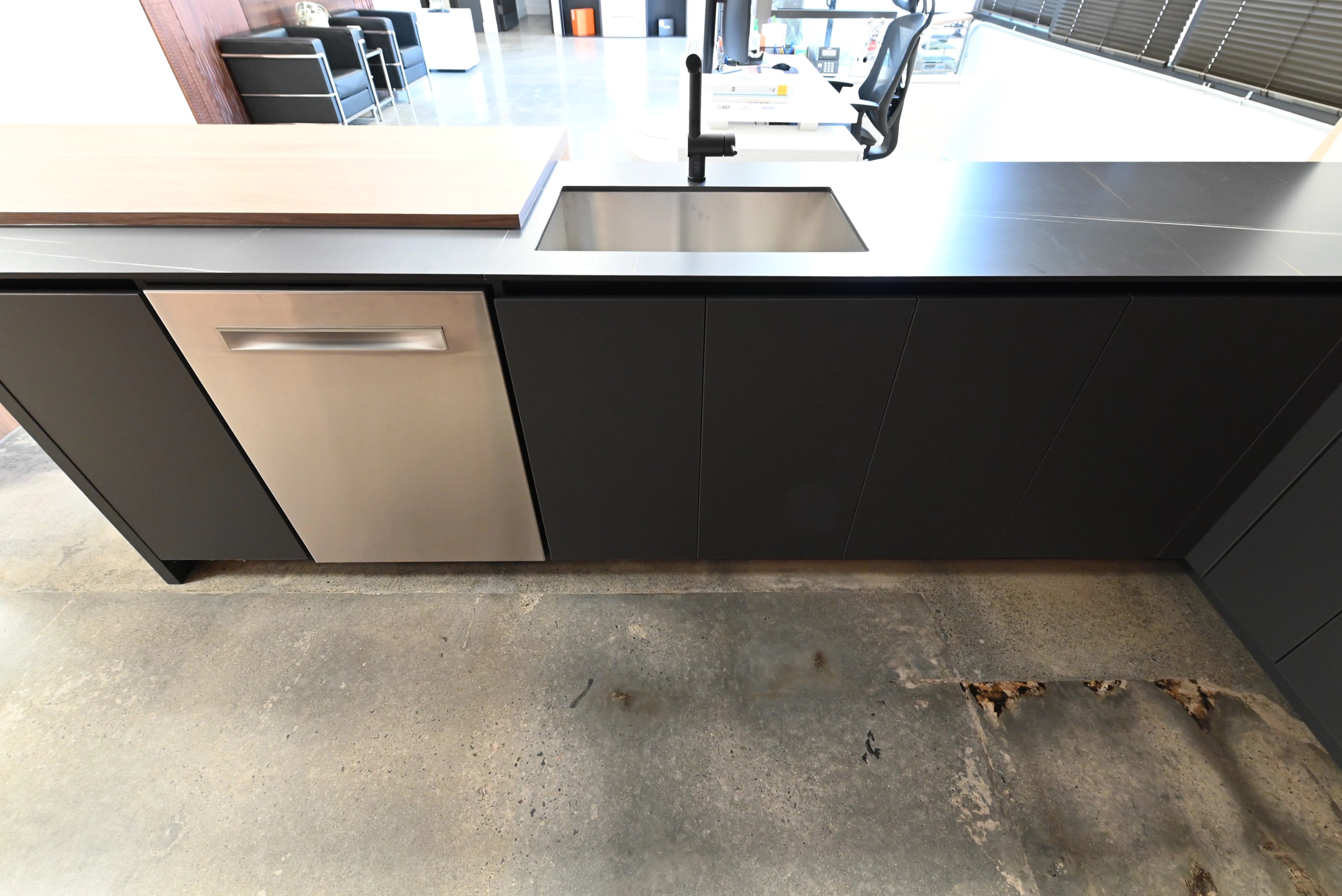 Lusso Eco-Friendly Natural Wood Modern Showroom Display Kitchen