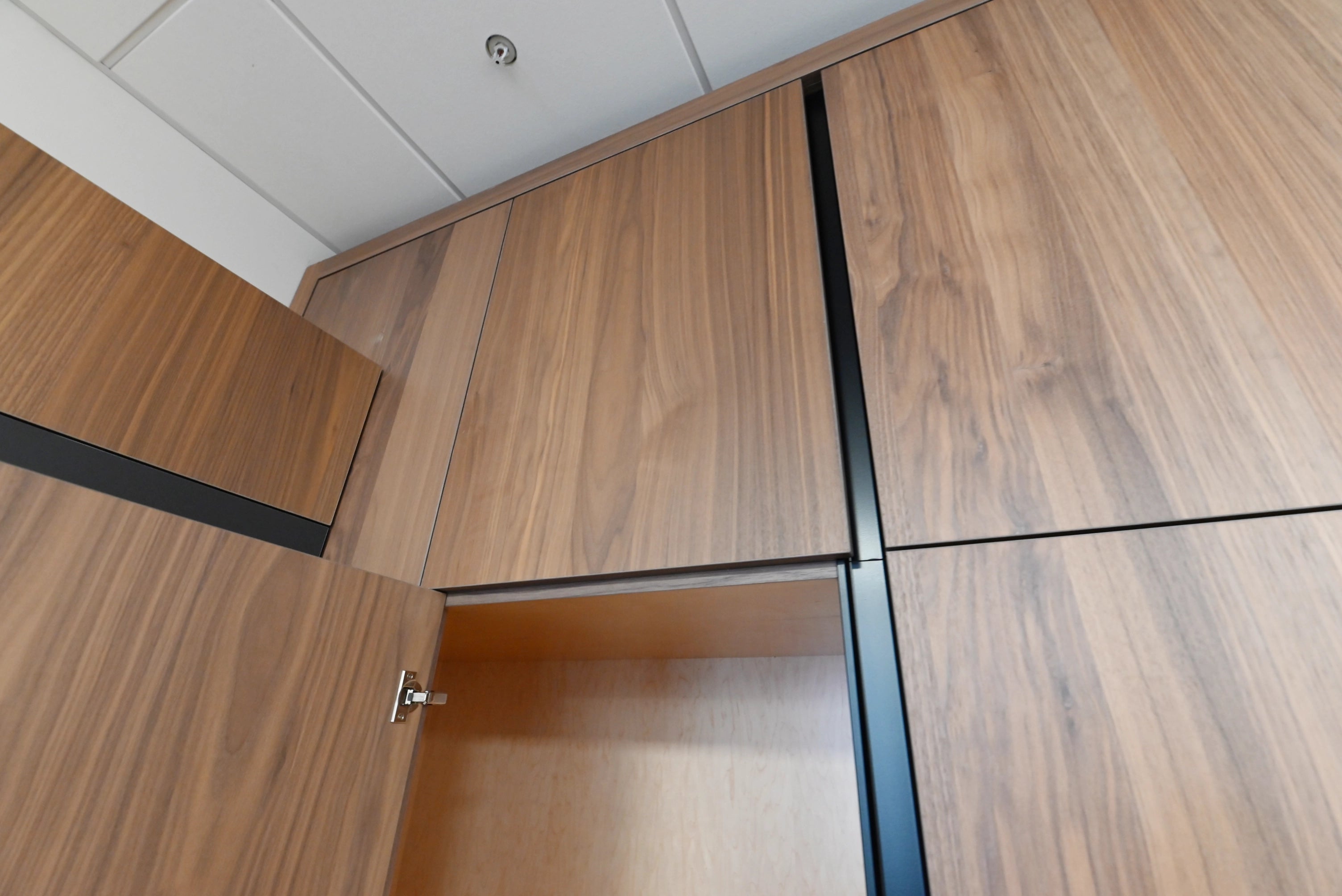 Lusso Eco-Friendly Natural Wood Modern Showroom Display Kitchen