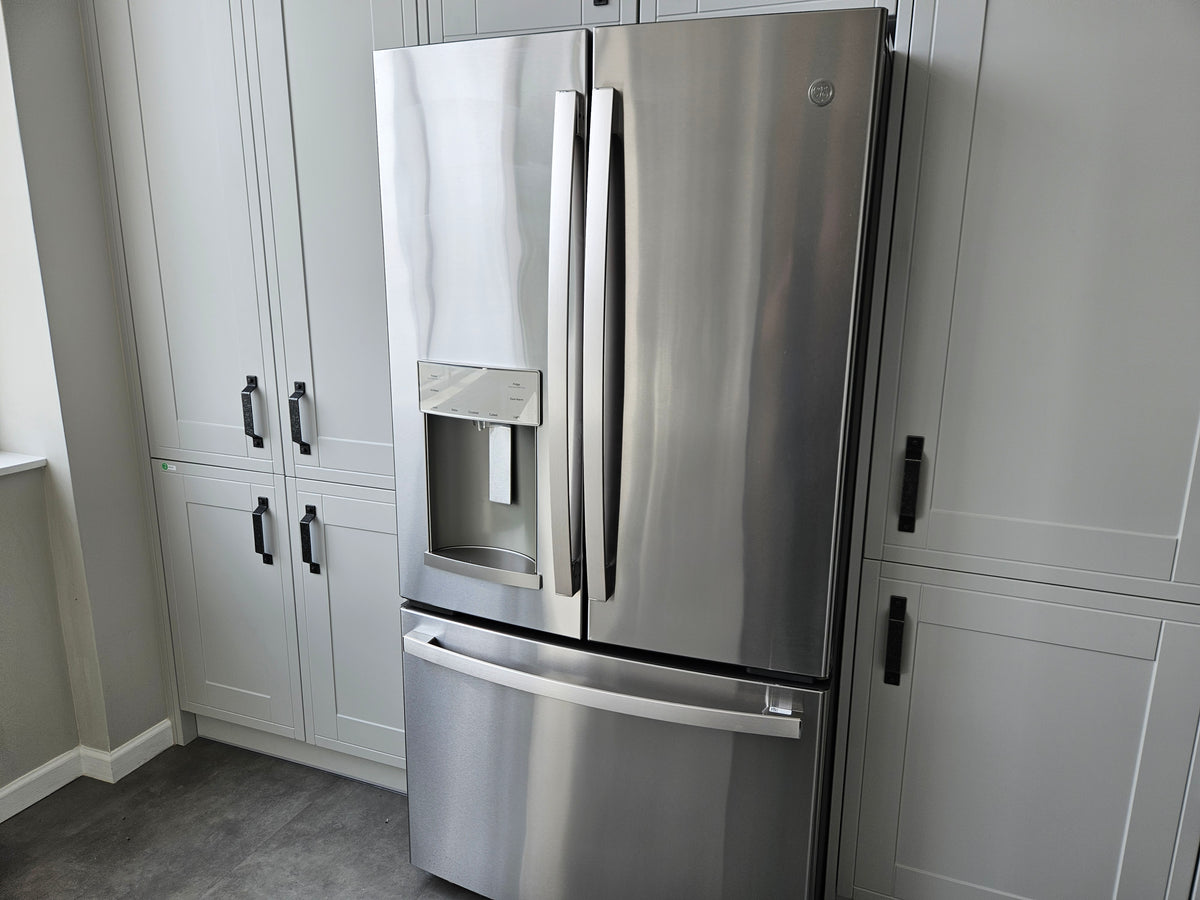 Wren Shaker Off White Matte Kitchen with Island & Appliances