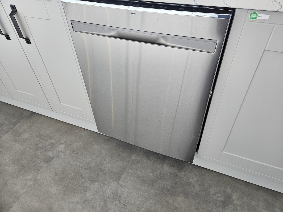 Wren Shaker Off White Matte Kitchen with Island & Appliances