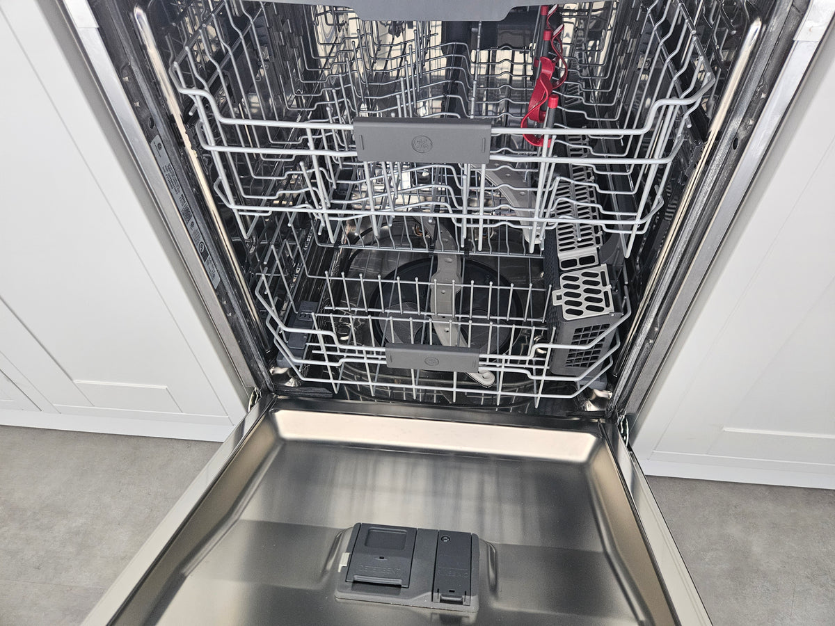 Wren Shaker Off White Matte Kitchen with Island & Appliances
