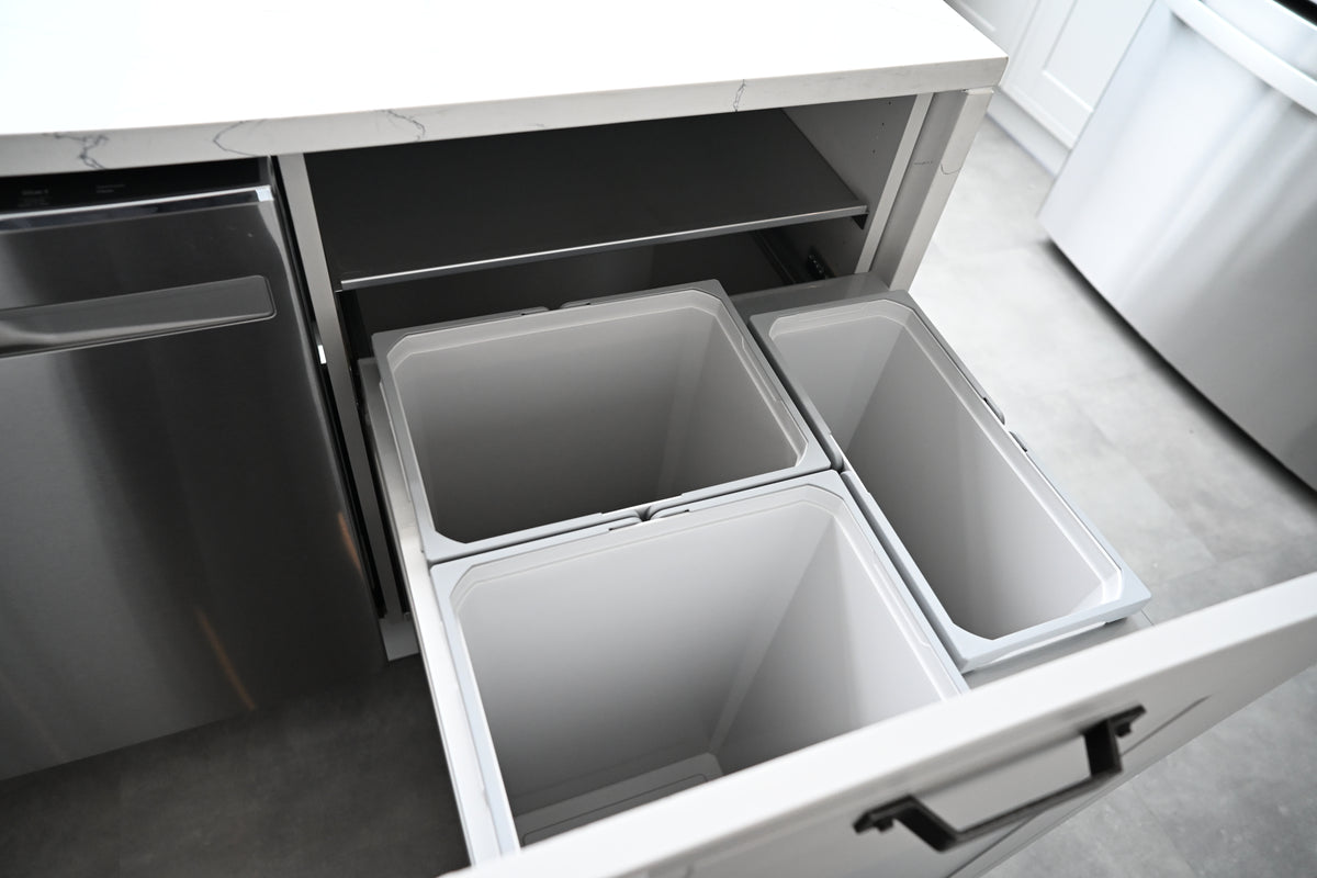 Wren Shaker Off White Matte Kitchen with Island & Appliances