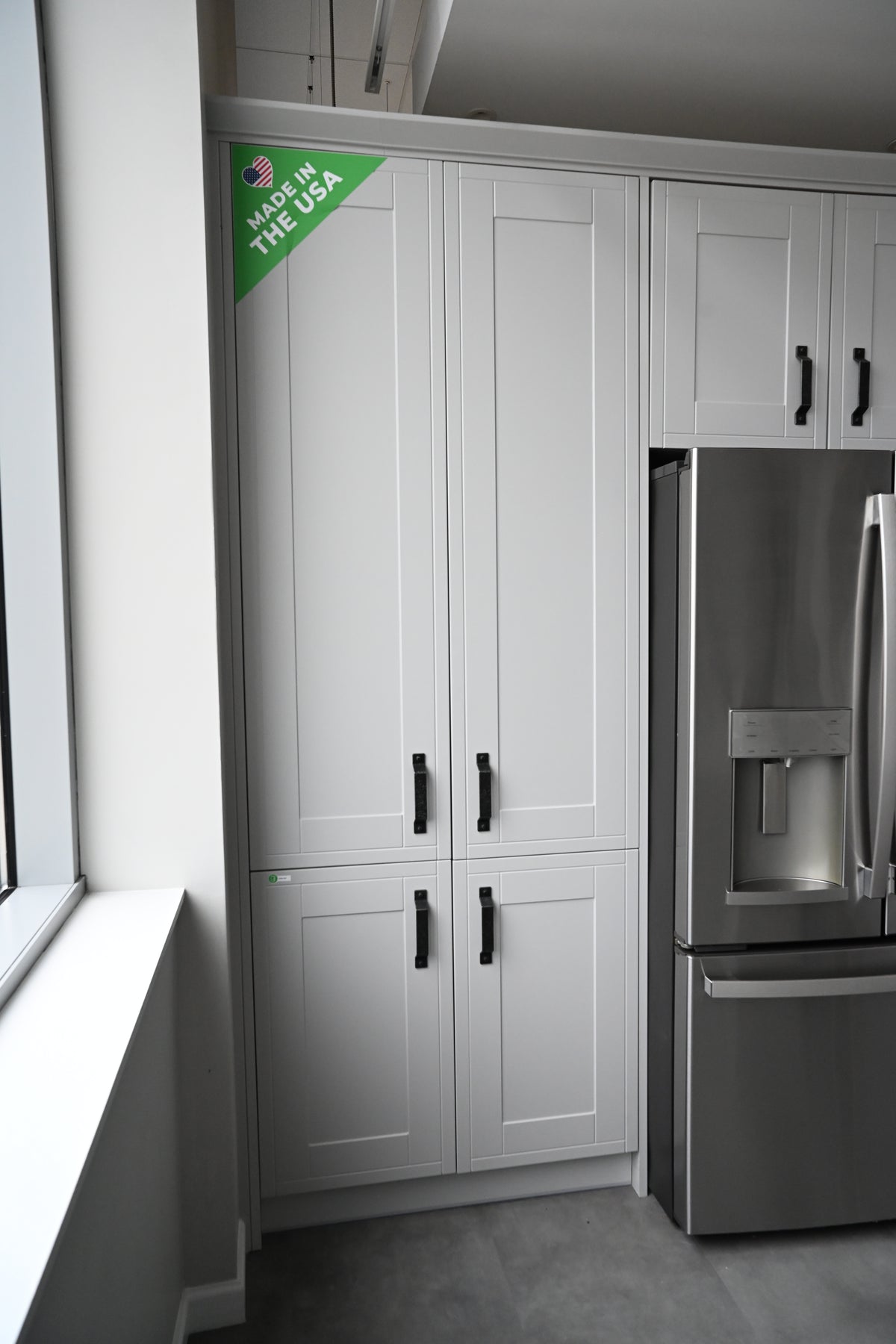 Wren Shaker Off White Matte Kitchen with Island & Appliances
