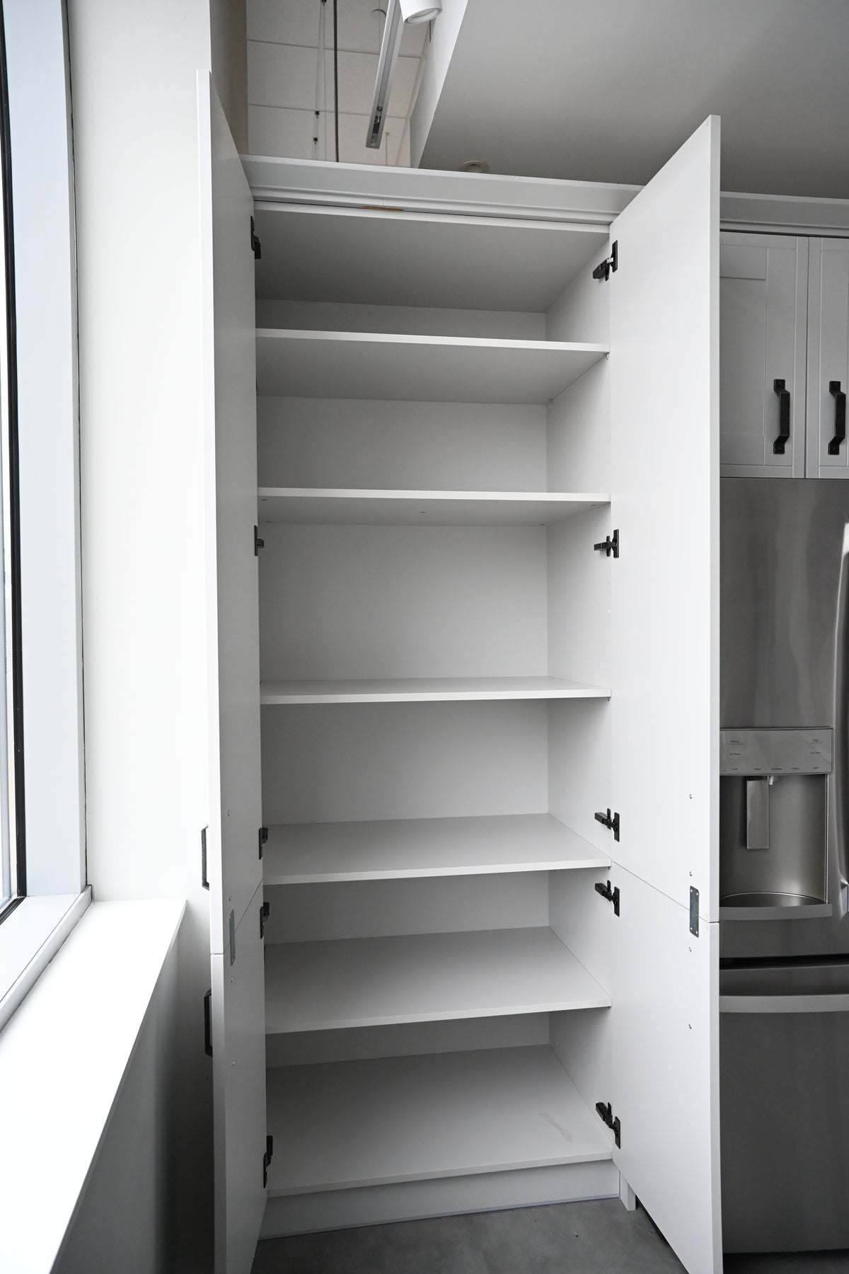 Wren Shaker Off White Matte Kitchen with Island & Appliances