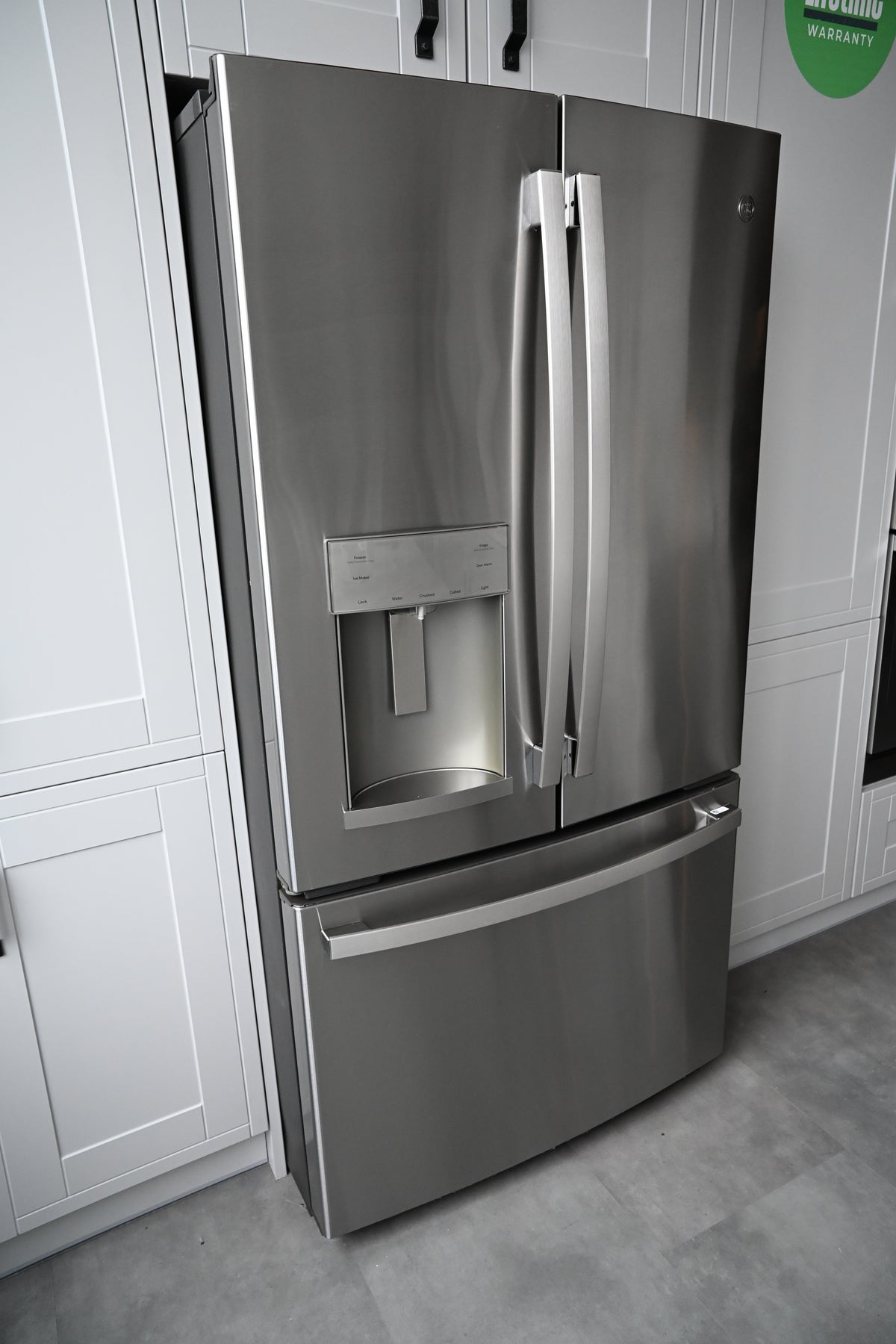 Wren Shaker Off White Matte Kitchen with Island & Appliances