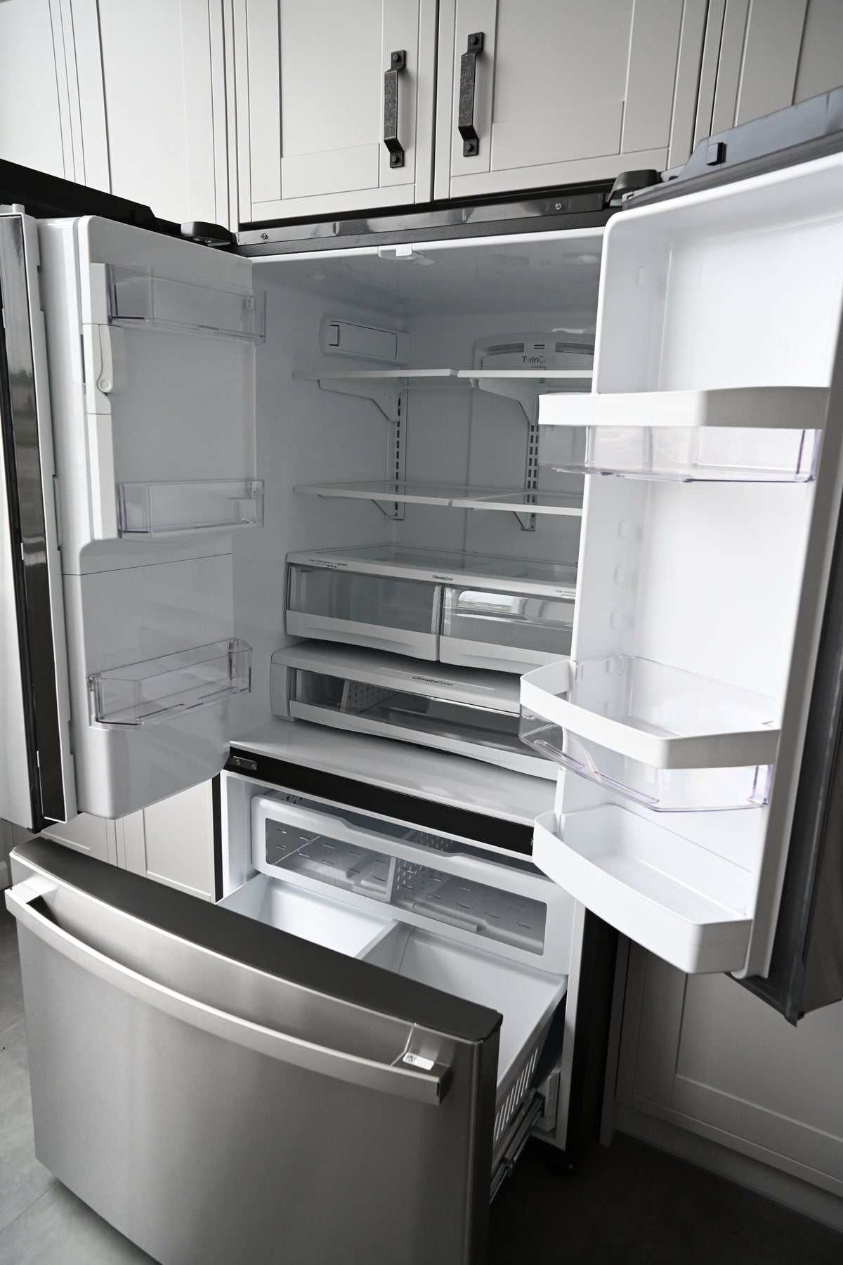 Wren Shaker Off White Matte Kitchen with Island & Appliances