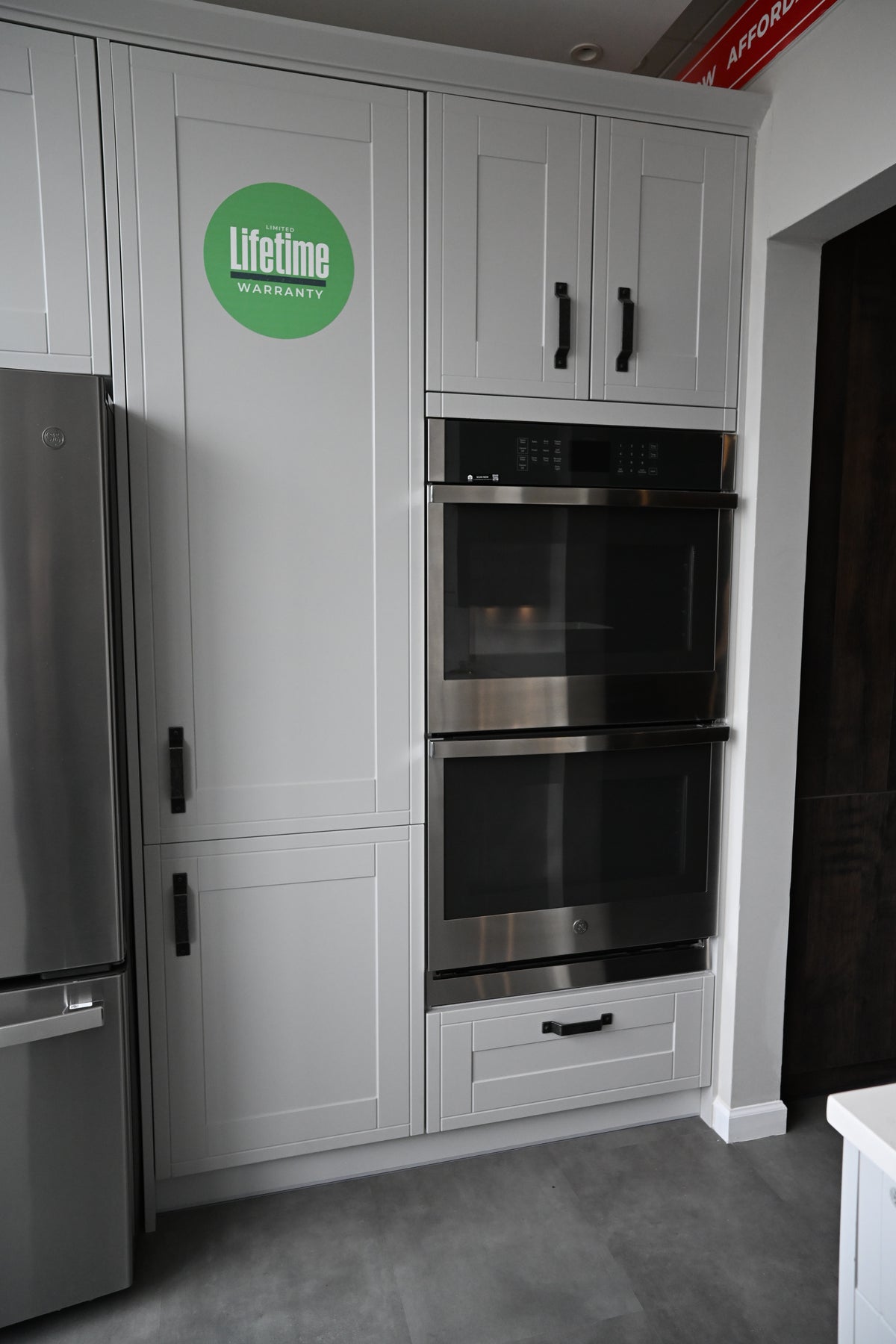Wren Shaker Off White Matte Kitchen with Island & Appliances