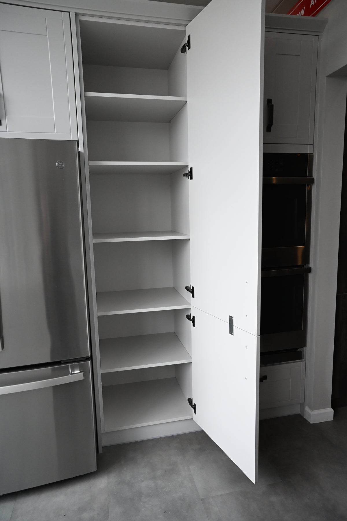 Wren Shaker Off White Matte Kitchen with Island & Appliances