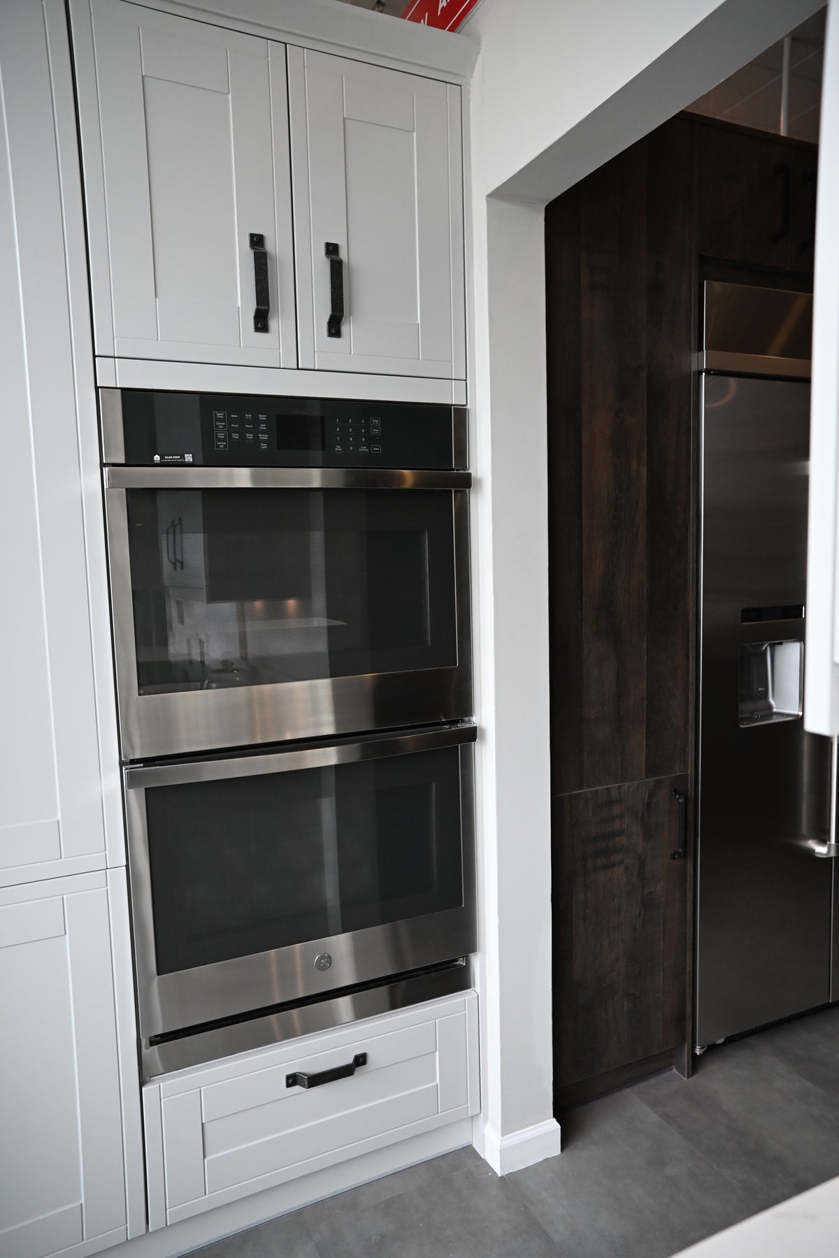 Wren Shaker Off White Matte Kitchen with Island & Appliances