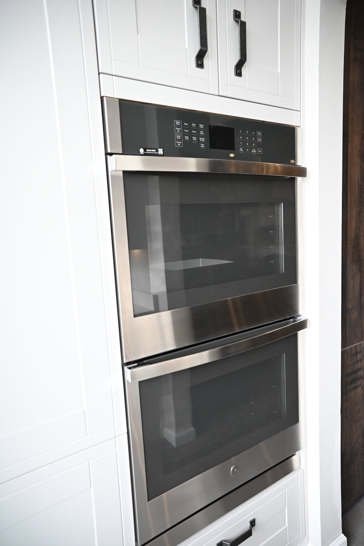 Wren Shaker Off White Matte Kitchen with Island & Appliances