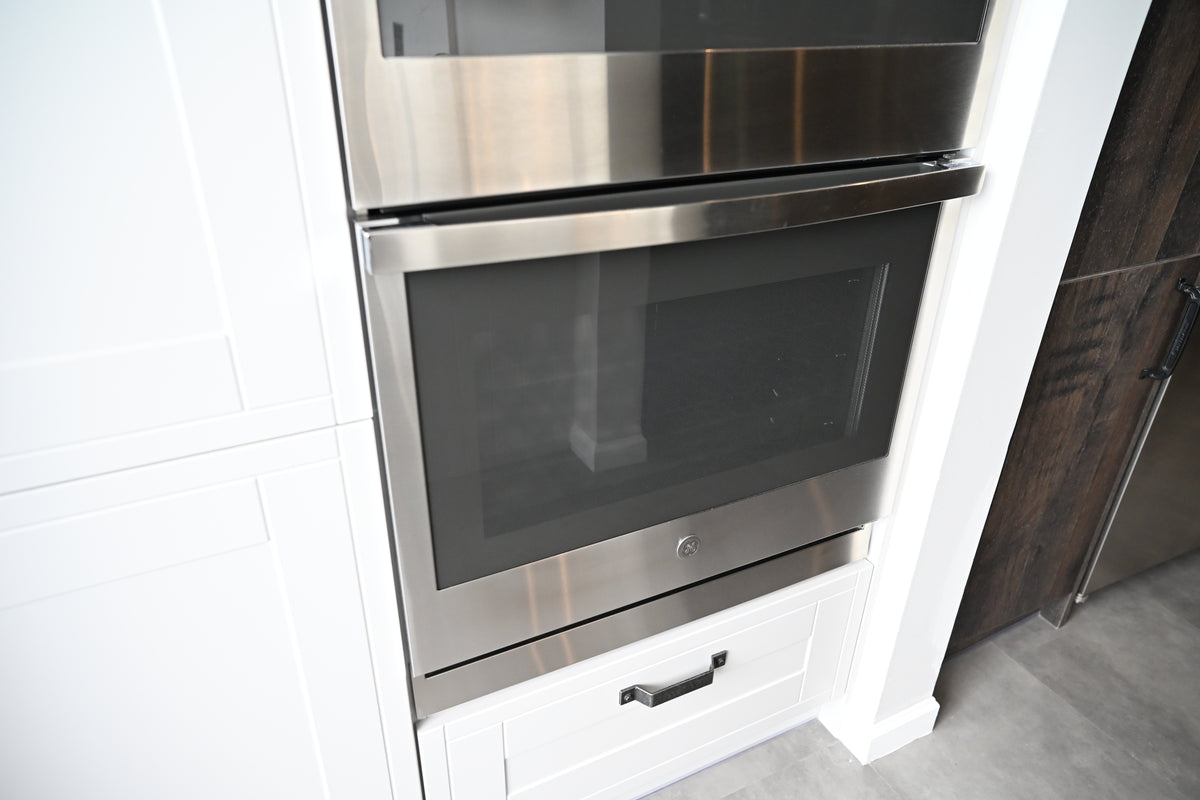 Wren Shaker Off White Matte Kitchen with Island & Appliances