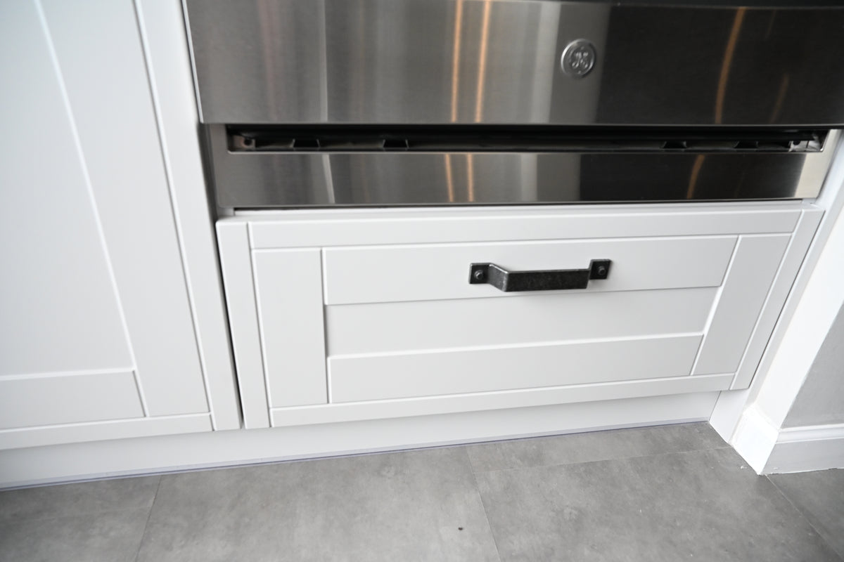 Wren Shaker Off White Matte Kitchen with Island & Appliances