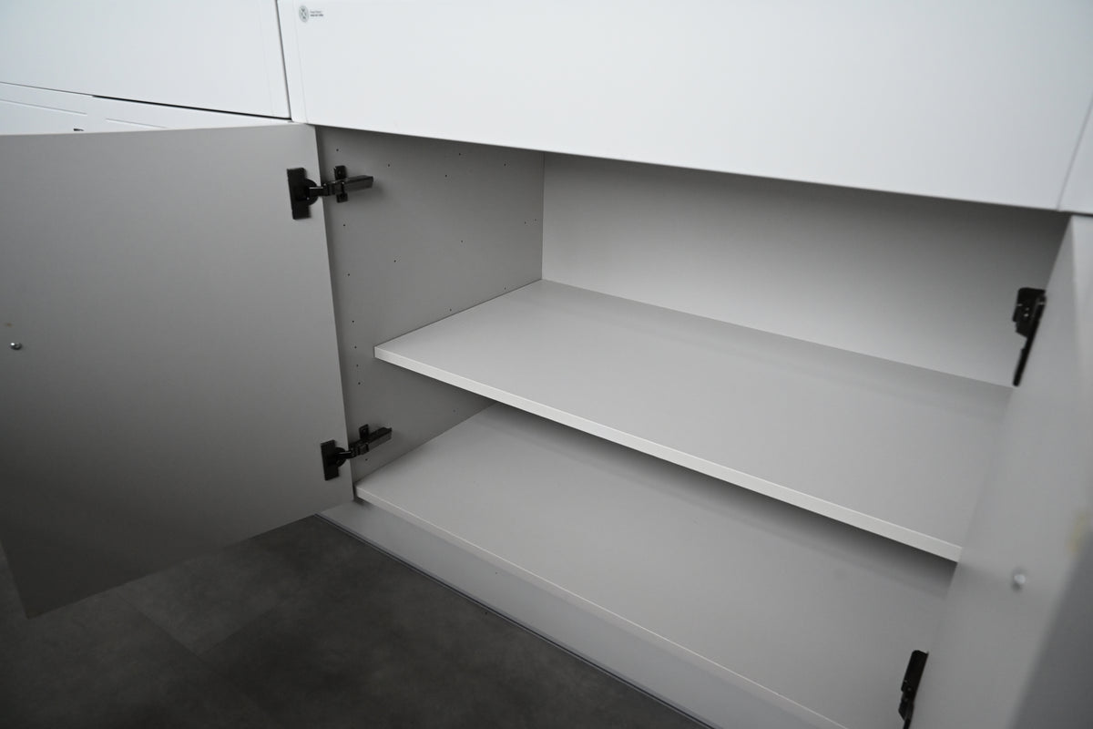 Wren Shaker Off White Matte Kitchen with Island & Appliances