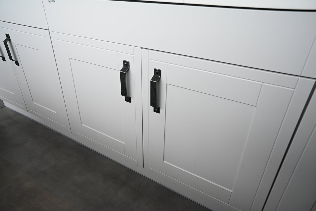 Wren Shaker Off White Matte Kitchen with Island & Appliances