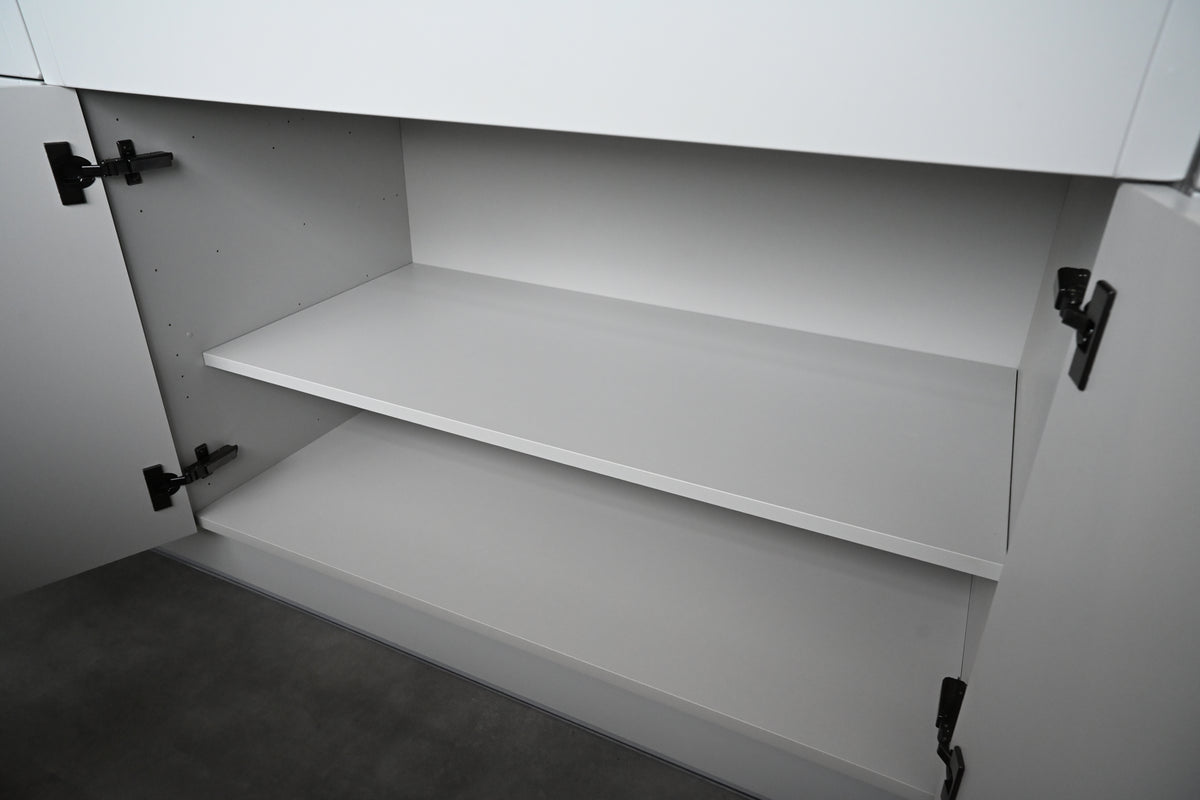 Wren Shaker Off White Matte Kitchen with Island & Appliances