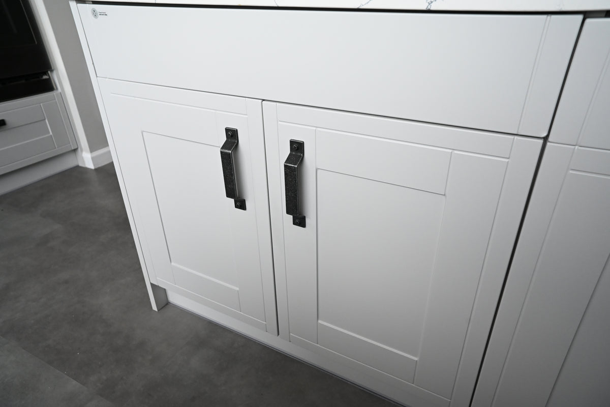 Wren Shaker Off White Matte Kitchen with Island & Appliances