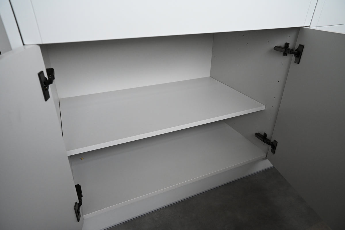 Wren Shaker Off White Matte Kitchen with Island & Appliances