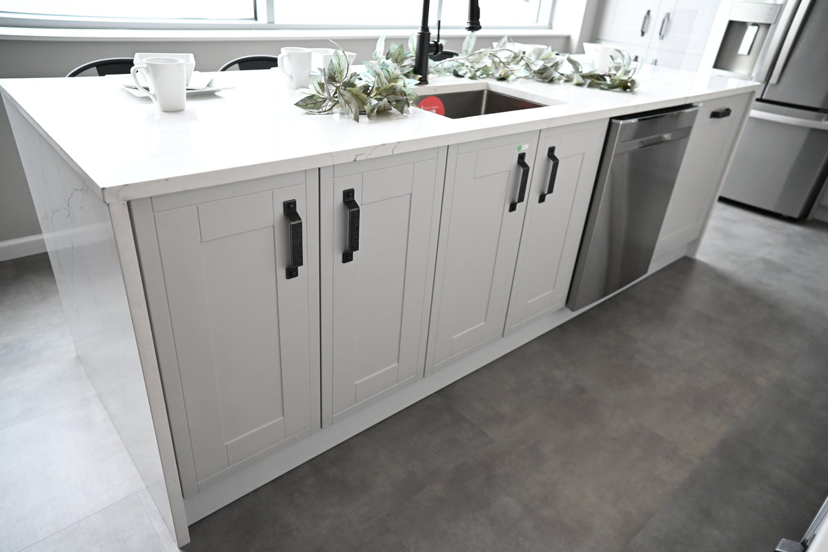 Wren Shaker Off White Matte Kitchen with Island & Appliances
