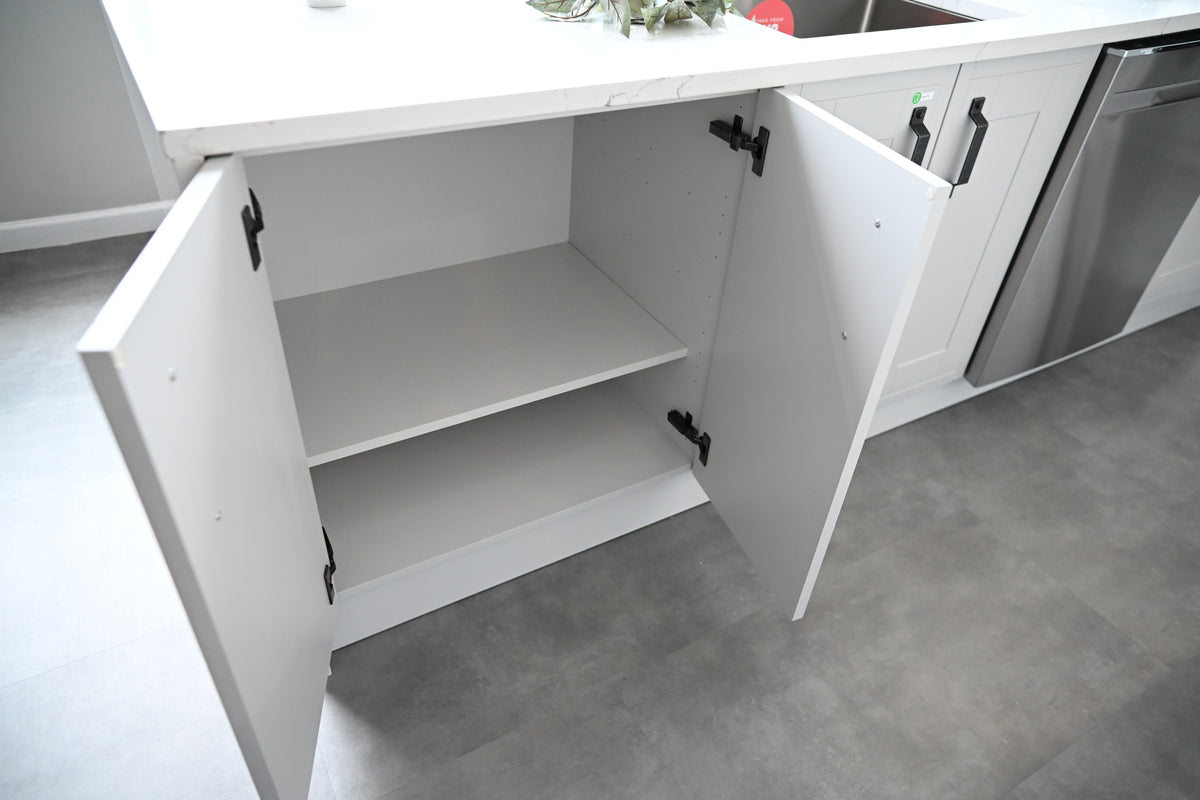 Wren Shaker Off White Matte Kitchen with Island & Appliances
