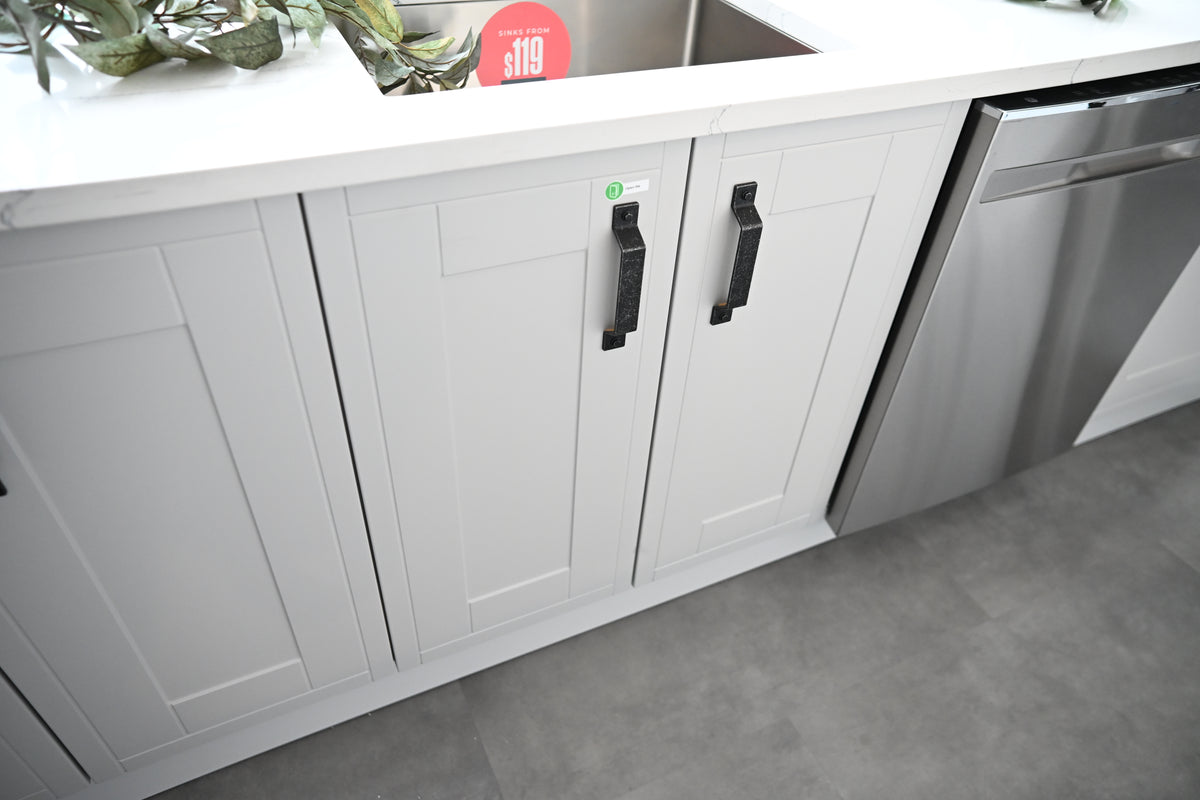 Wren Shaker Off White Matte Kitchen with Island & Appliances