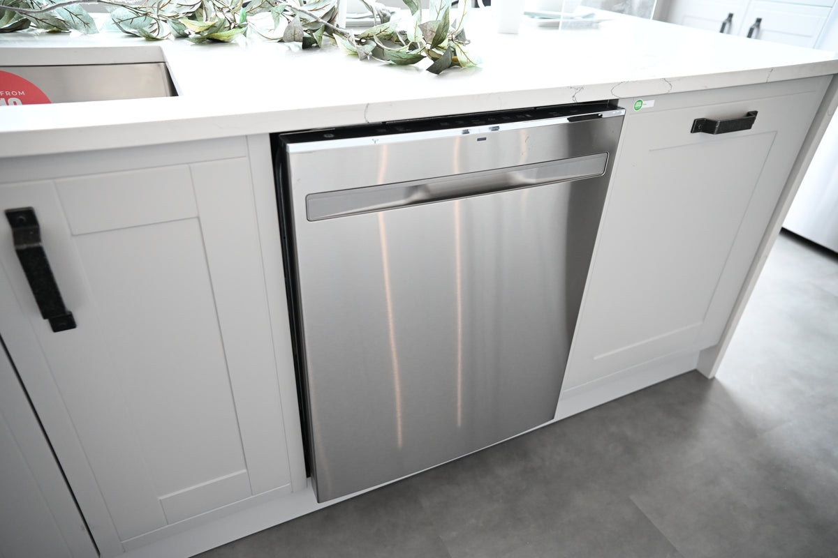 Wren Shaker Off White Matte Kitchen with Island & Appliances