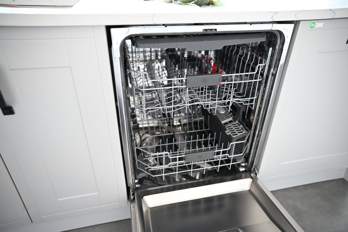 Wren Shaker Off White Matte Kitchen with Island & Appliances