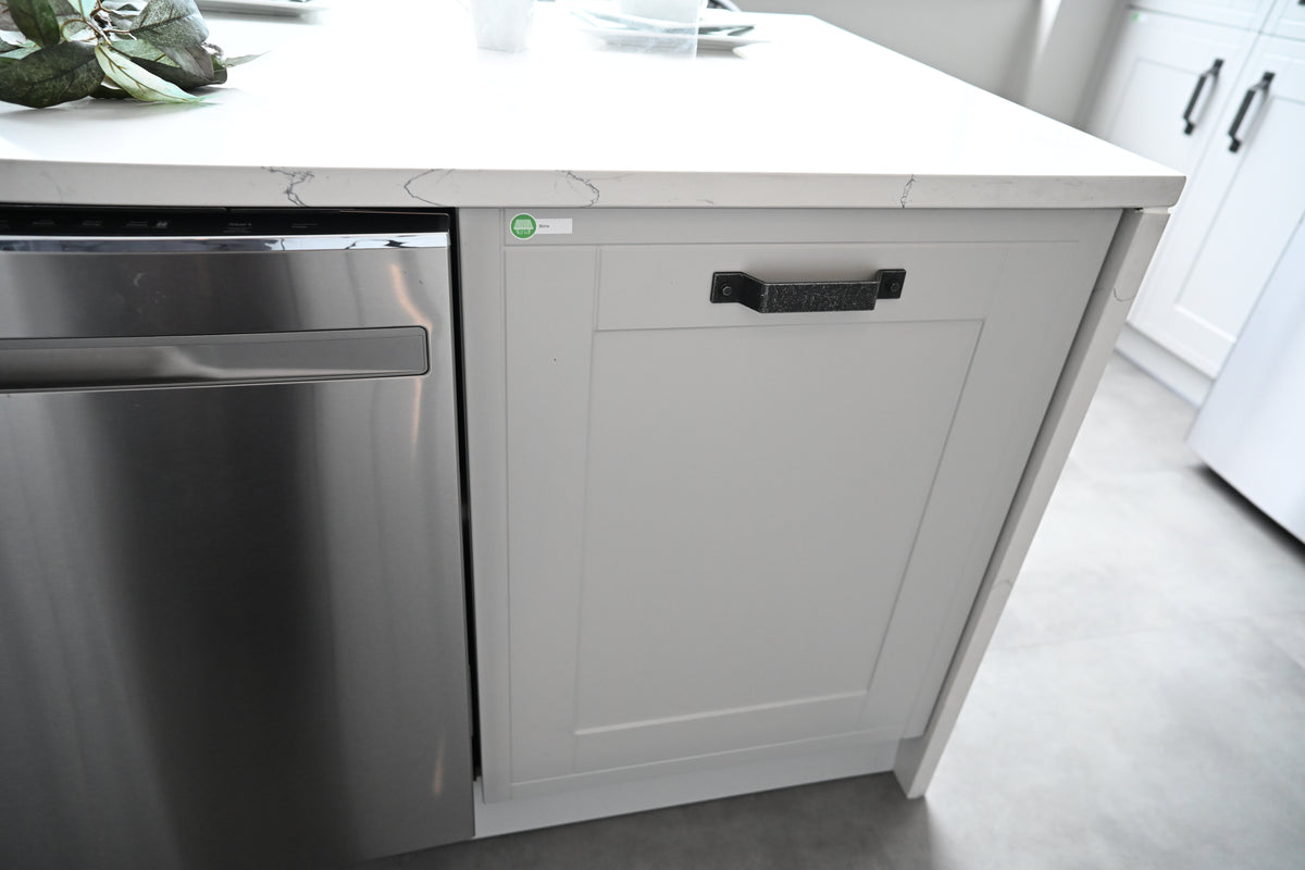 Wren Shaker Off White Matte Kitchen with Island & Appliances