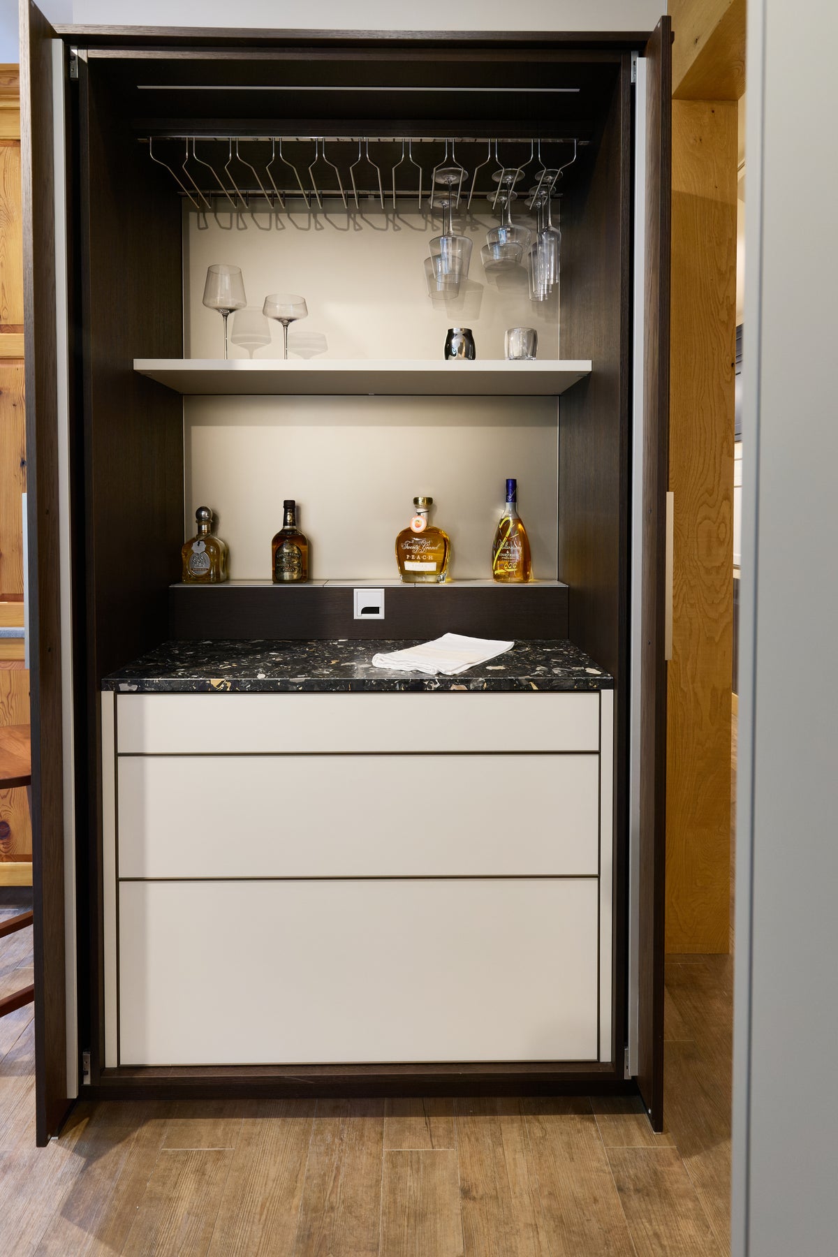 Poggenpohl Modern Kitchen with +MODO Island, +SEGMENTO Cabinetry & +STAGE Bar