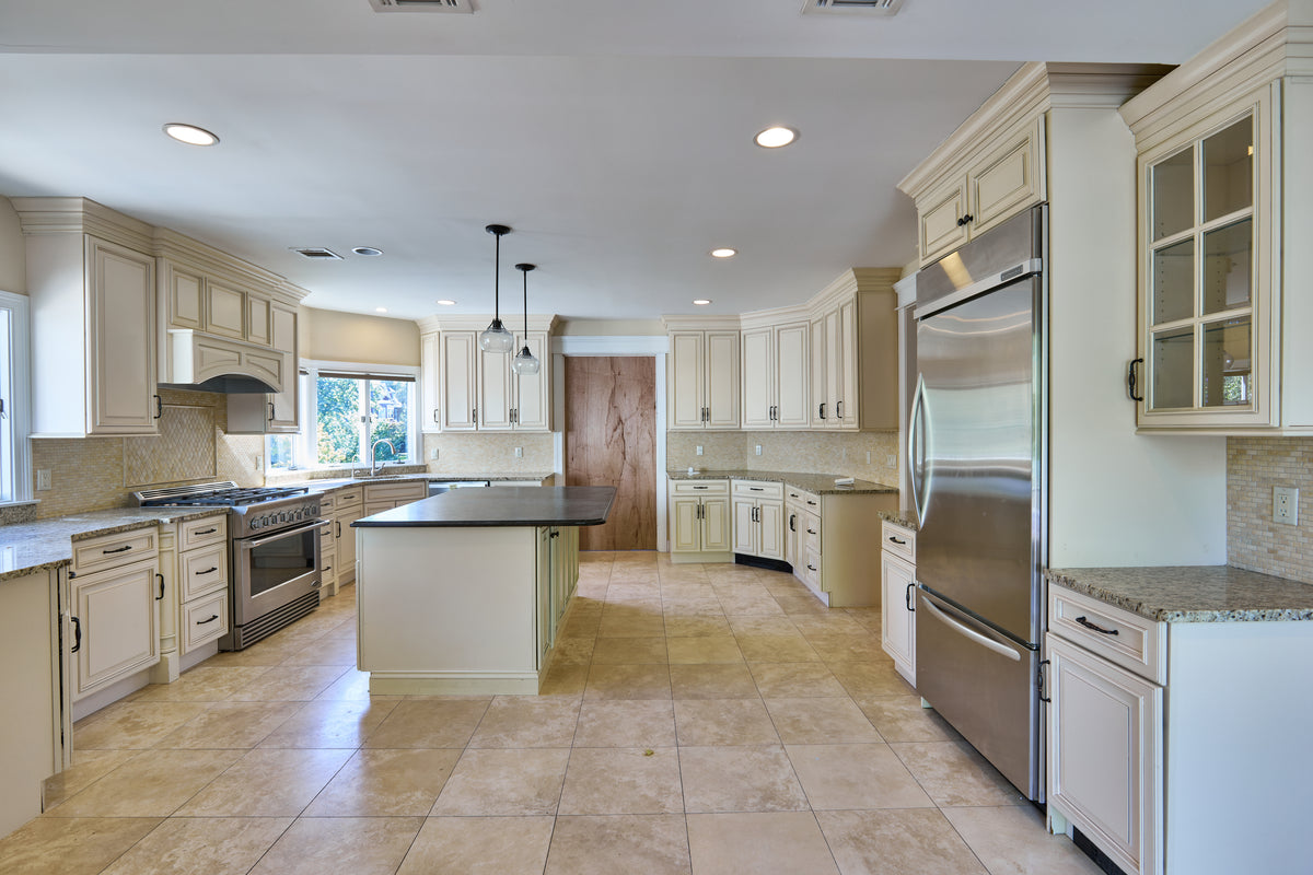Fabuwood Off White Traditional Kitchen with Island & Appliances