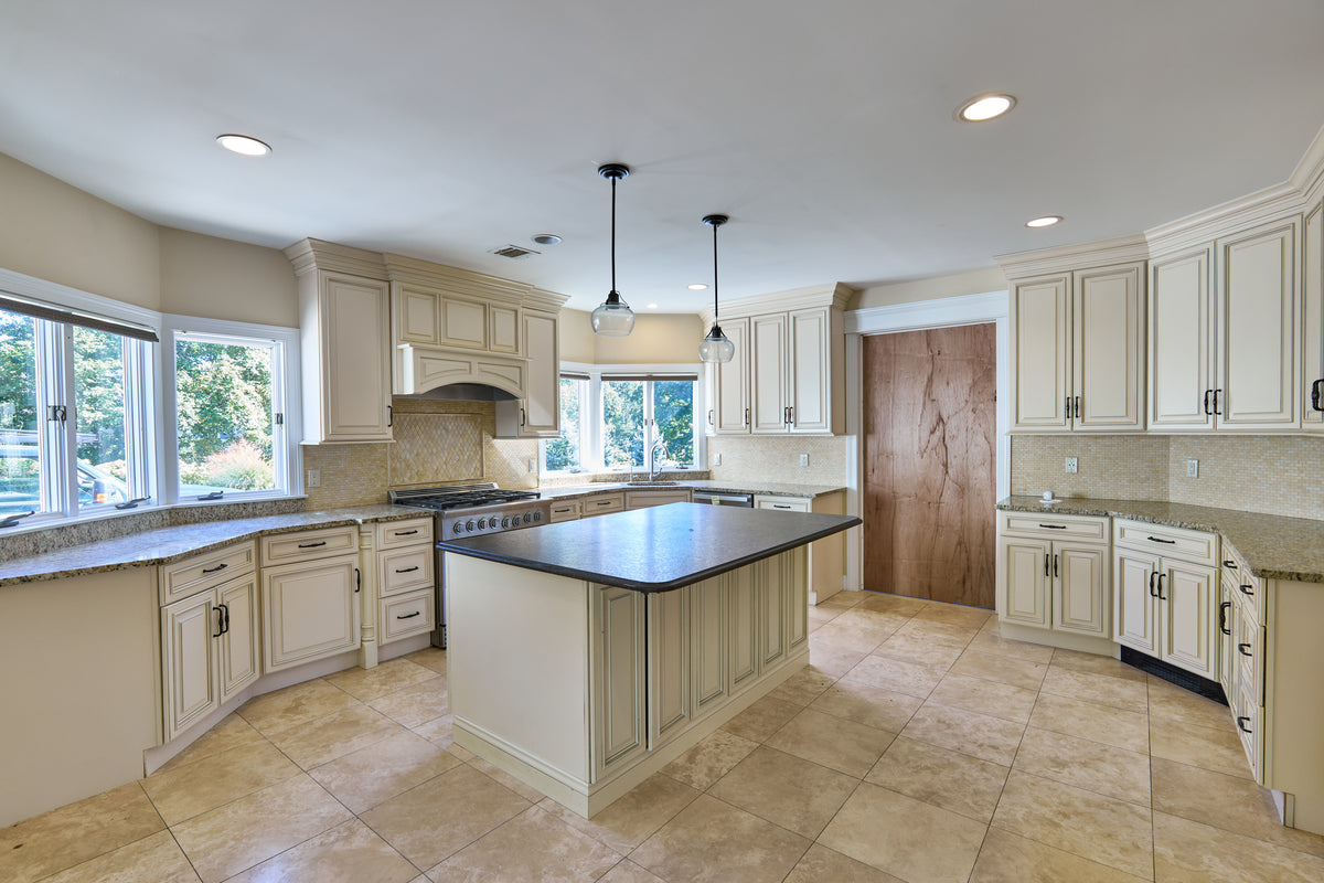 Fabuwood Off White Traditional Kitchen with Island & Appliances
