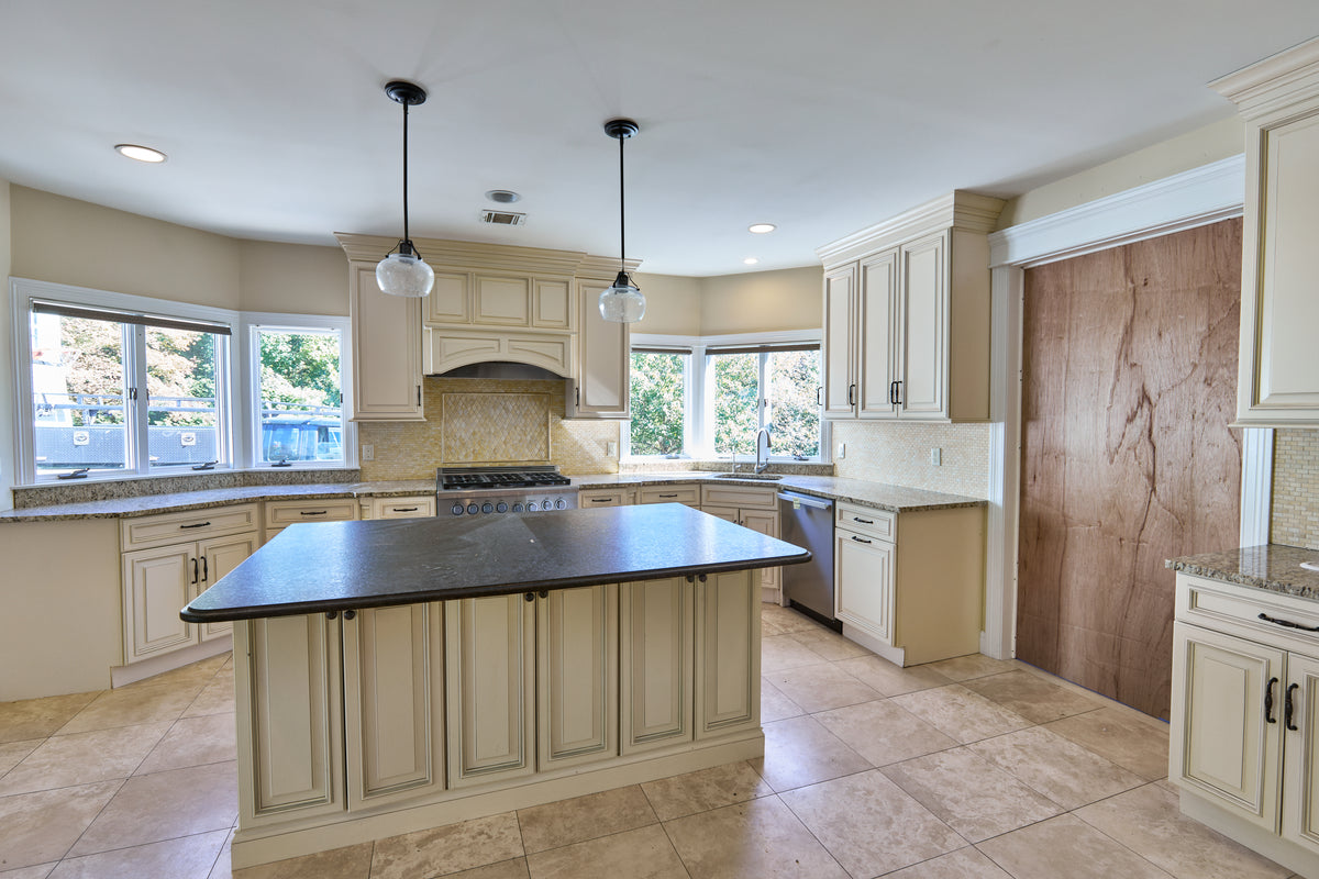 Fabuwood Off White Traditional Kitchen with Island & Appliances