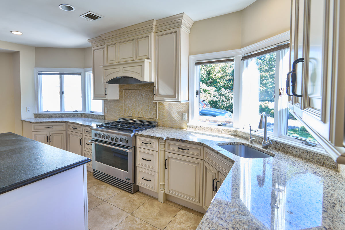 Fabuwood Off White Traditional Kitchen with Island & Appliances